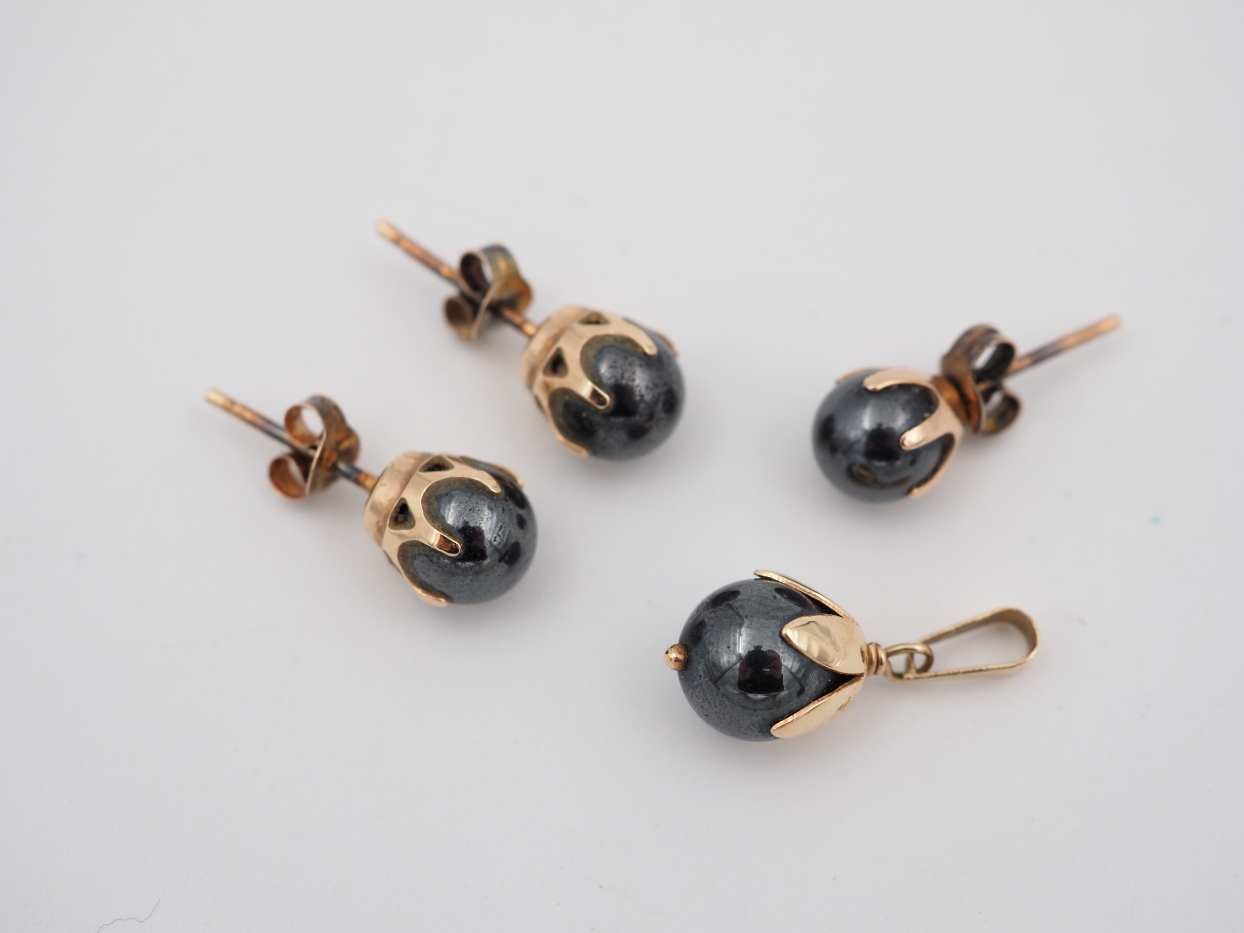 Kultaiset korvakorut ja riipus 14k - Huutokauppa Ekman