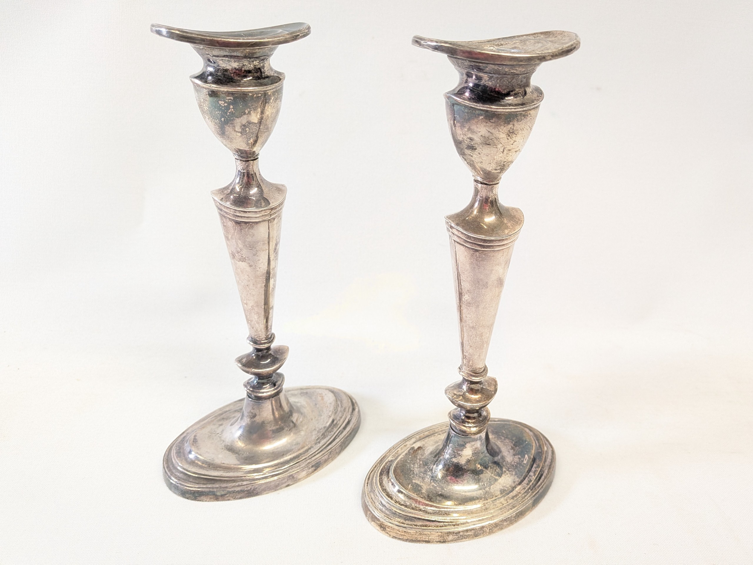 Hopeoidut kynttilänjalat - Huutokauppa Ekman