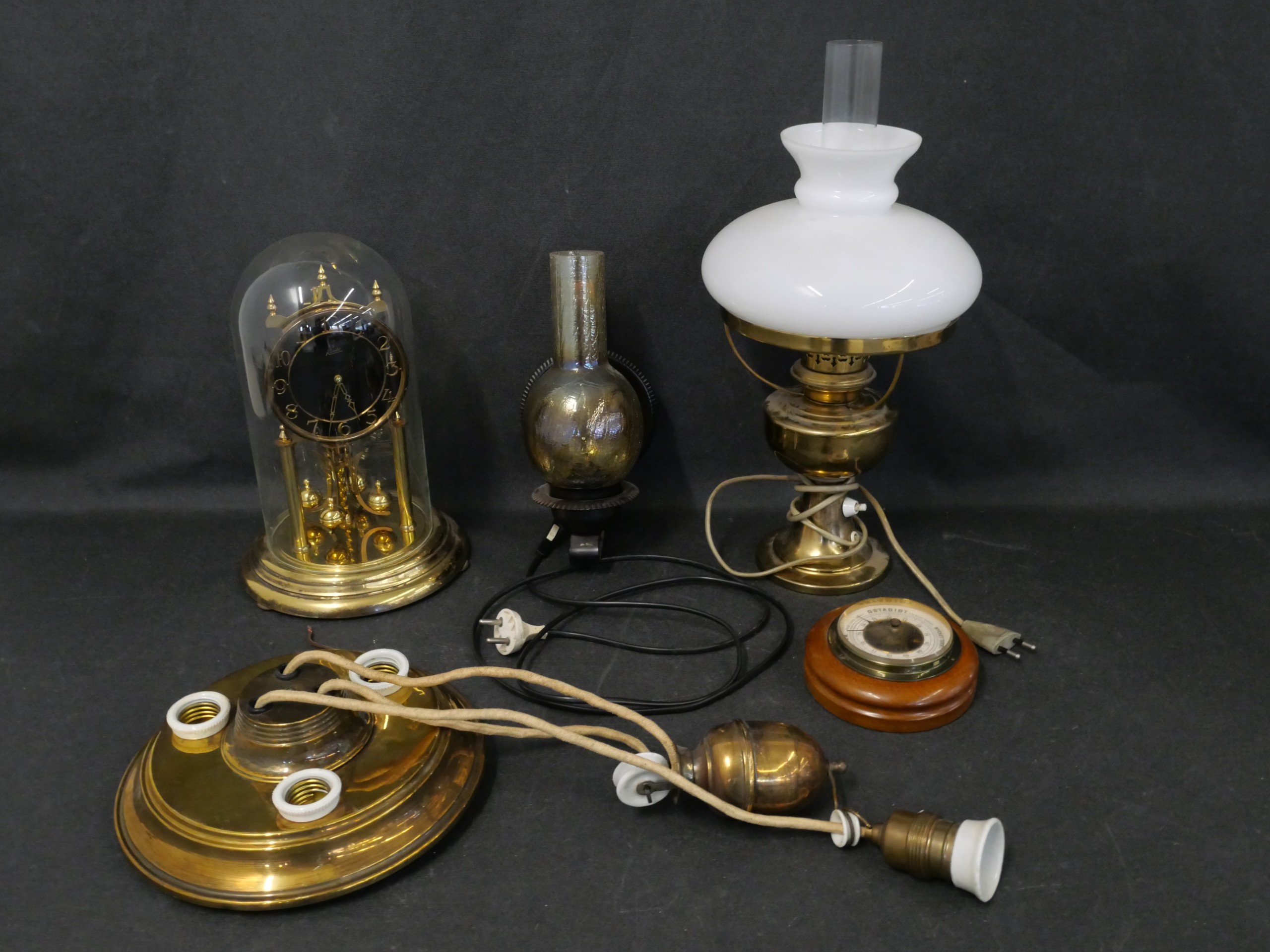 Valaisimet, kello ja puntari - Huutokauppa Ekman