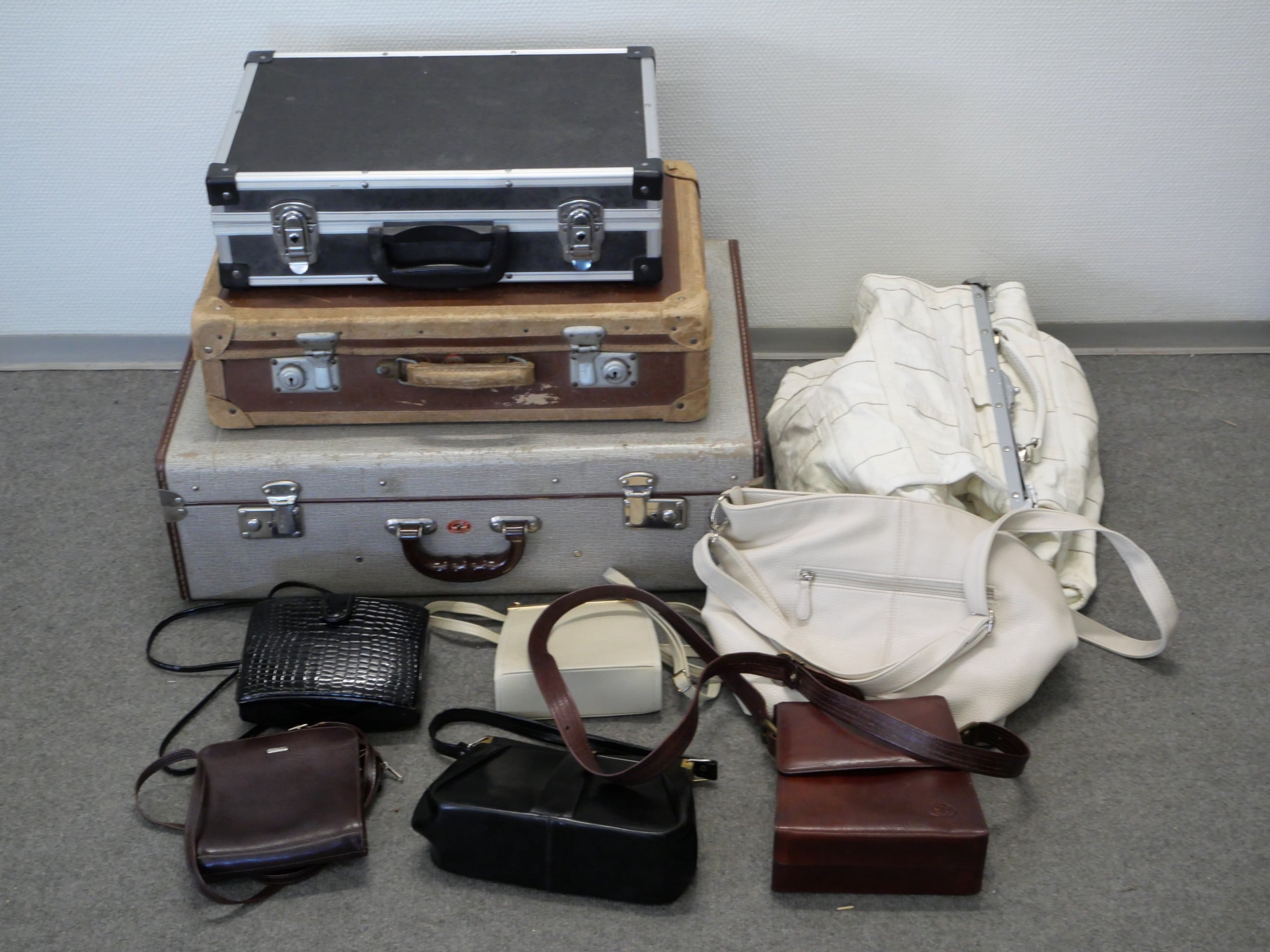 Matkalaukut ym. - Huutokauppa Ekman