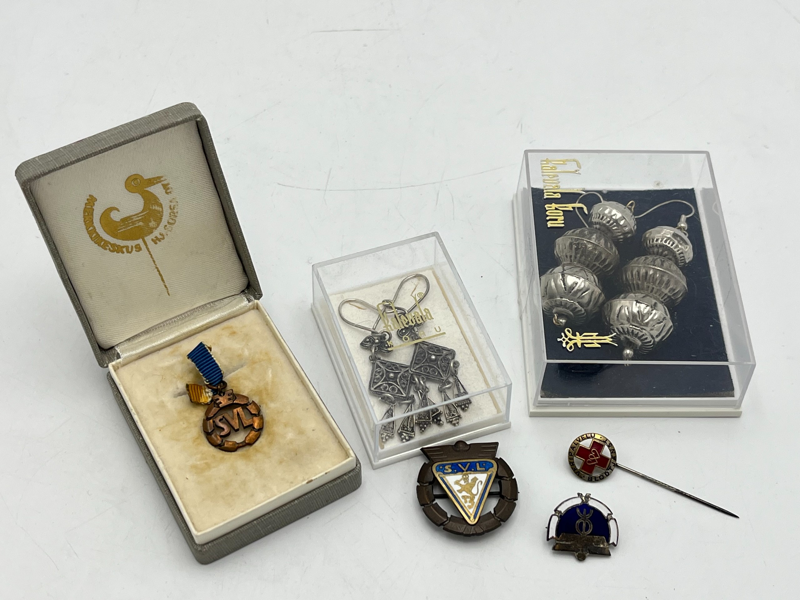 Merkit, hopeiset korvakorut ym - Huutokauppa Ekman