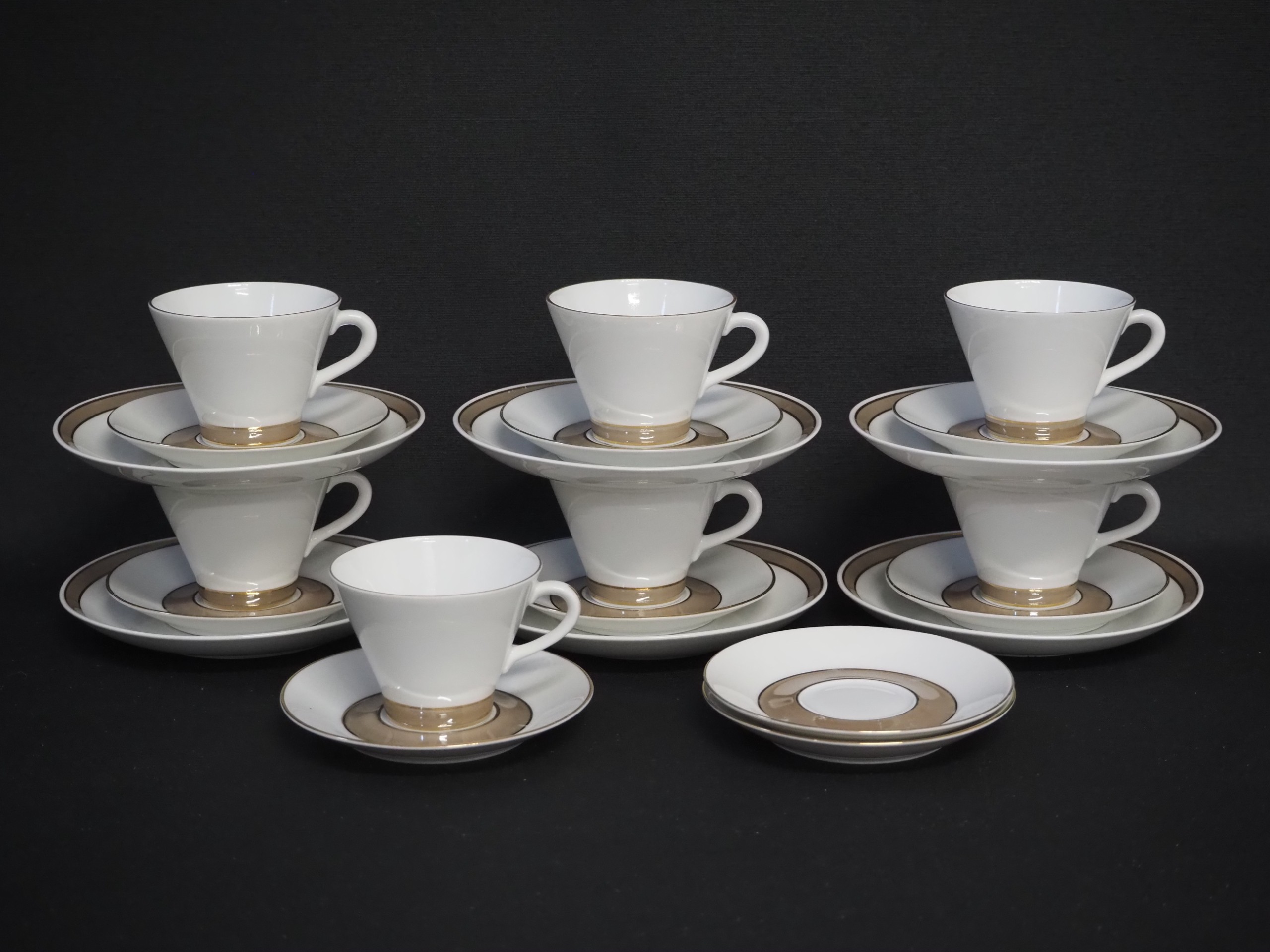 Arabia ym. (kahdessa kuvassa)