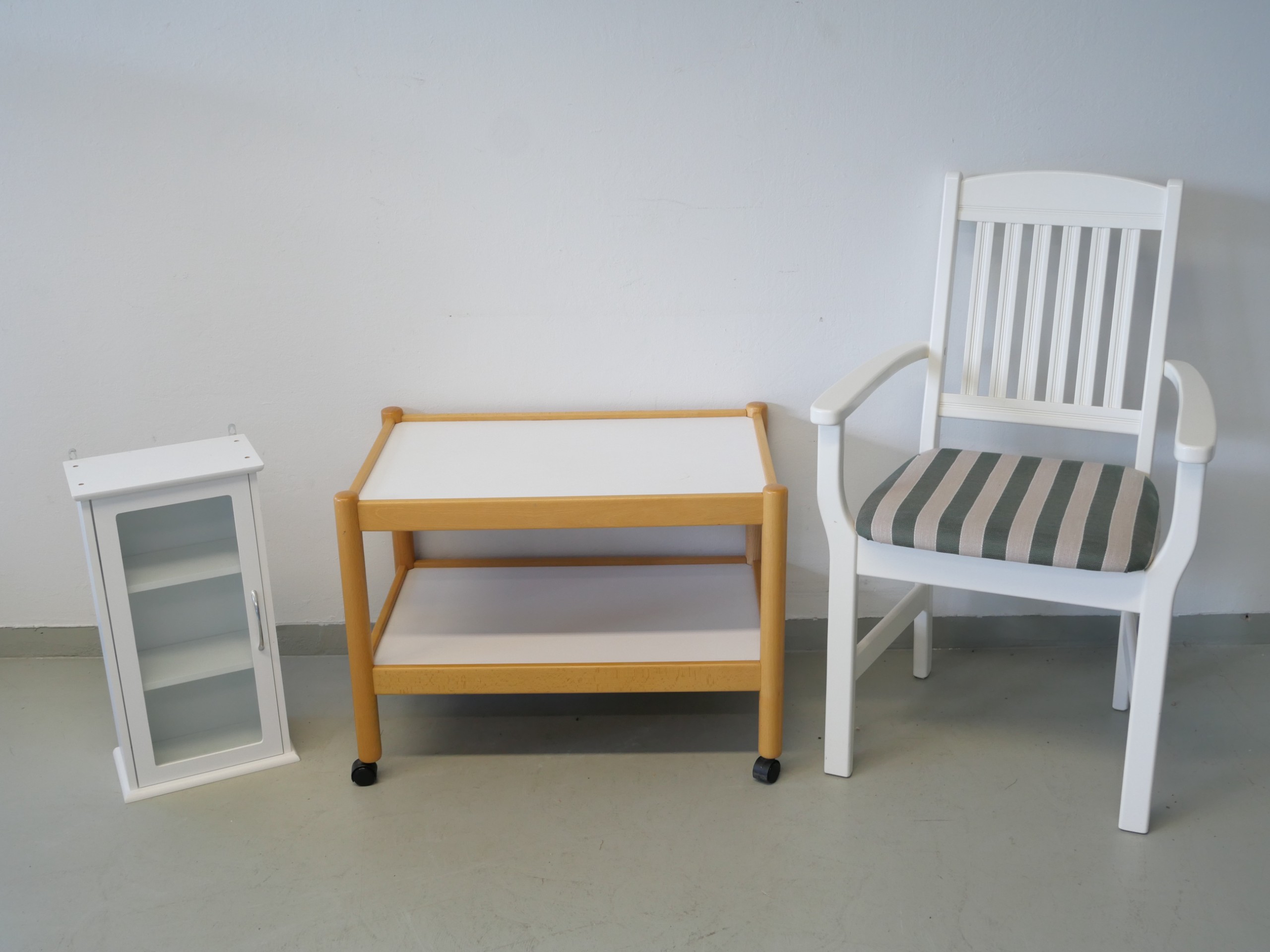 Sivupöytä, tuoli ym. - Huutokauppa Ekman