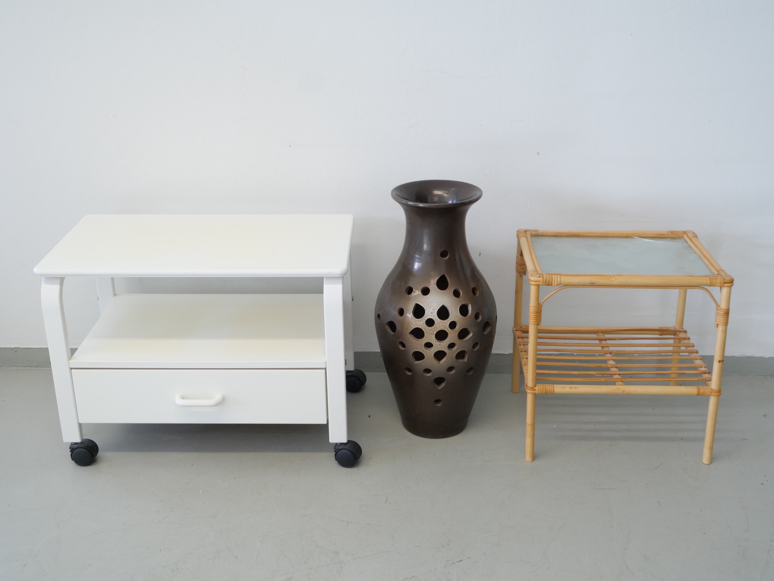 *Sivupöydät ja vaasi - Huutokauppa Ekman