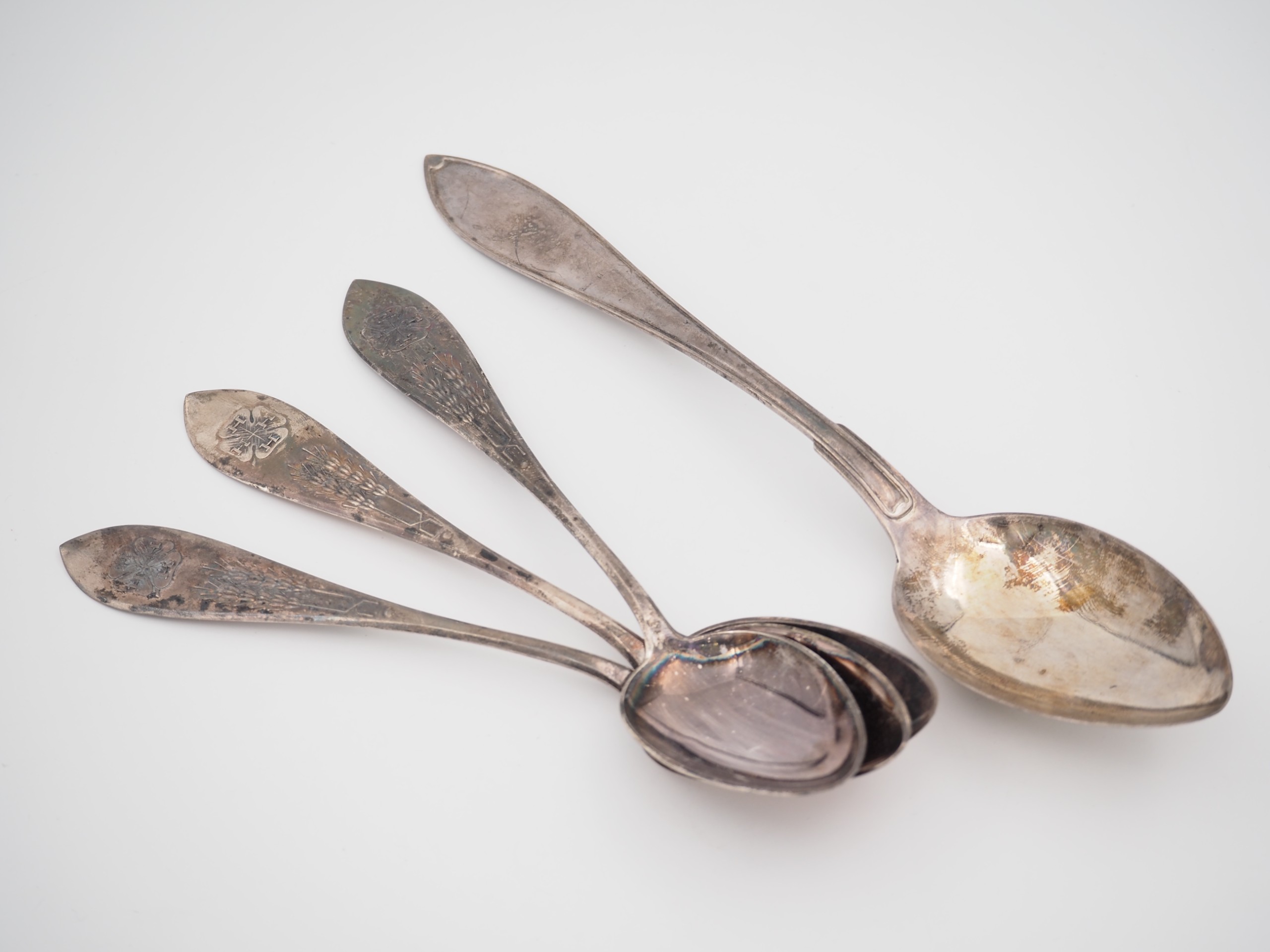 Hopealusikat - Huutokauppa Ekman