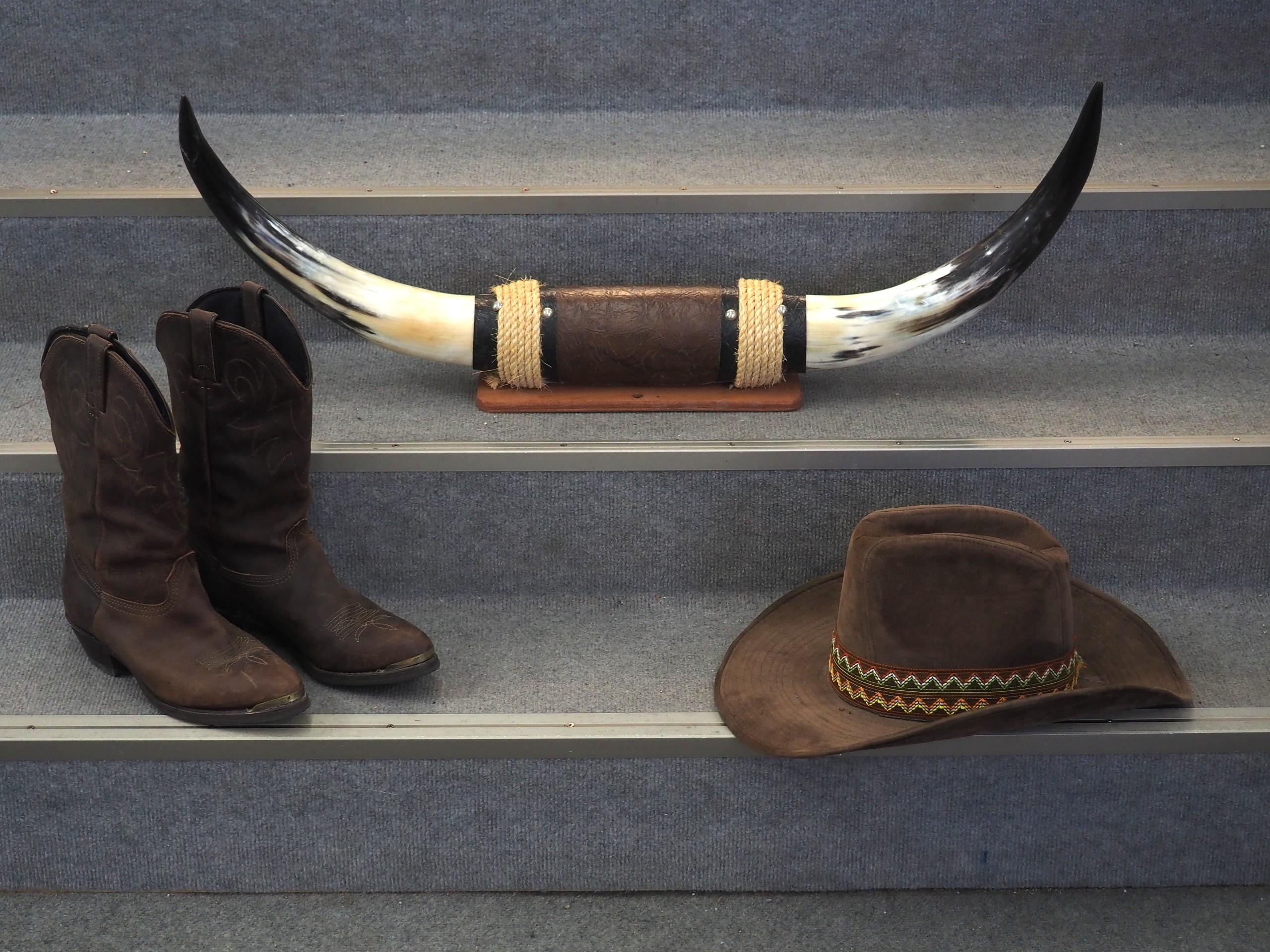 Sarvet, saappat ja päähine - Huutokauppa Ekman