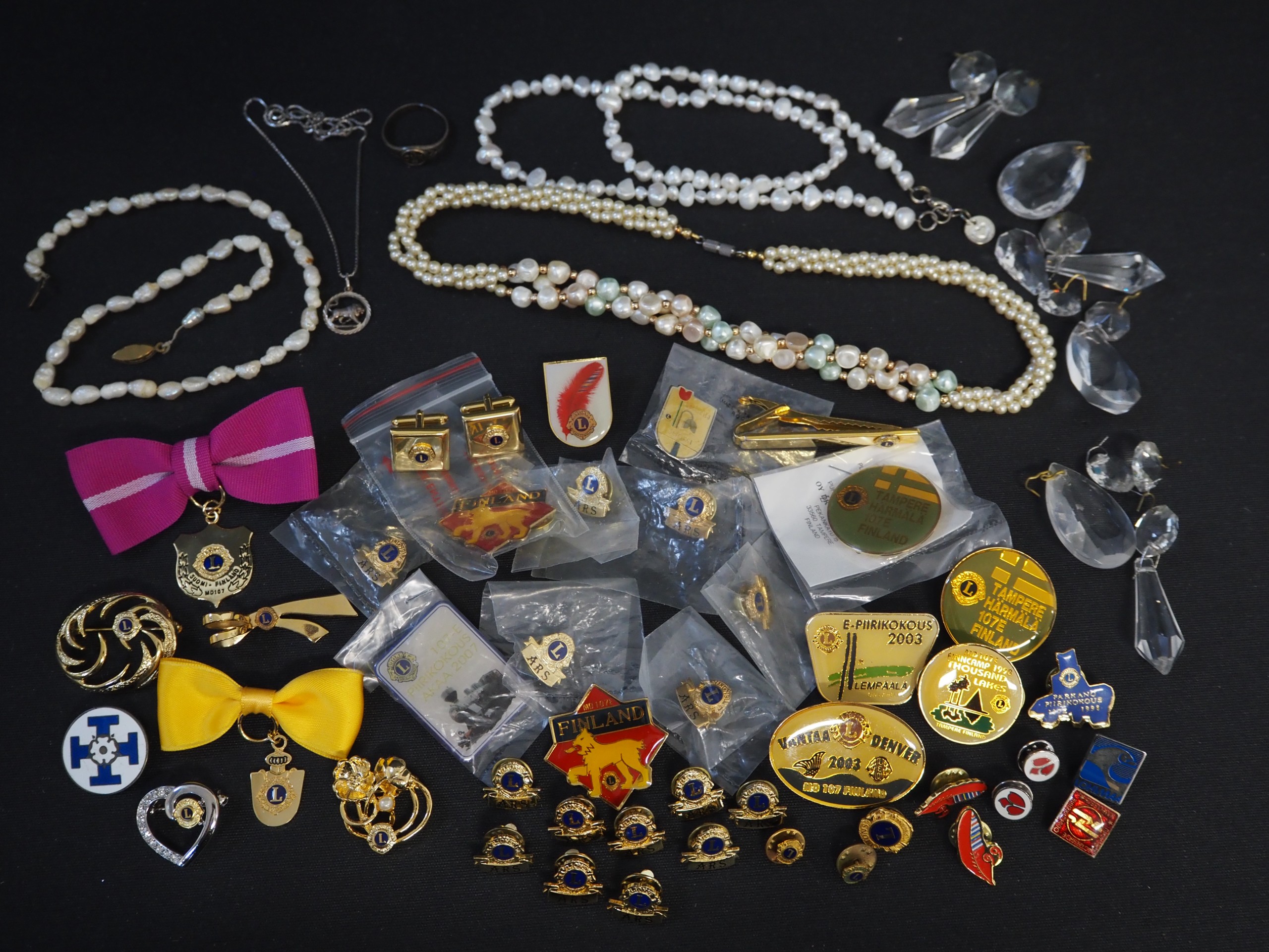 Korut ja pinssit - Huutokauppa Ekman