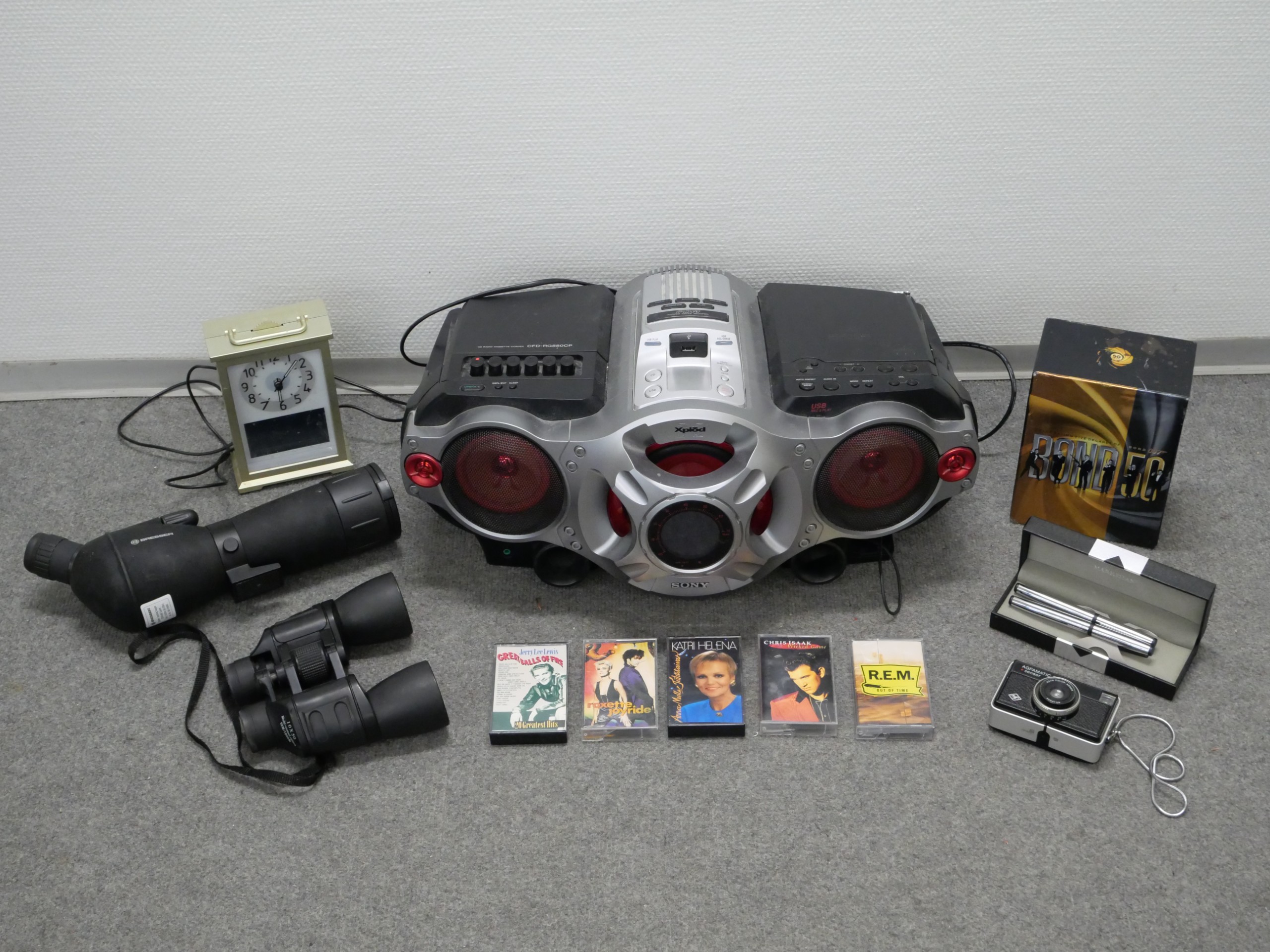 Soitin, kiikarit ym.