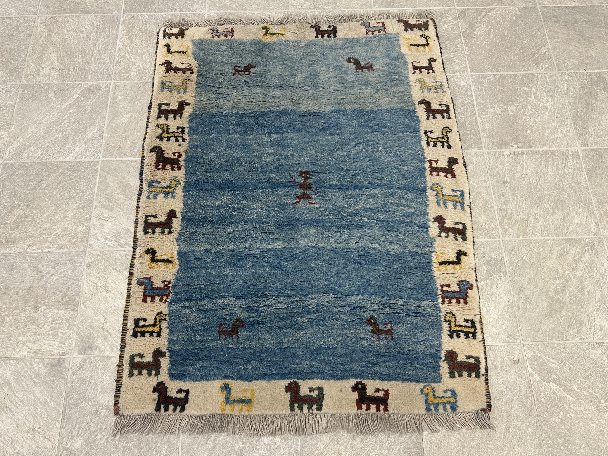 Käsinsolmittu villamatto - Huutokauppa Ekman