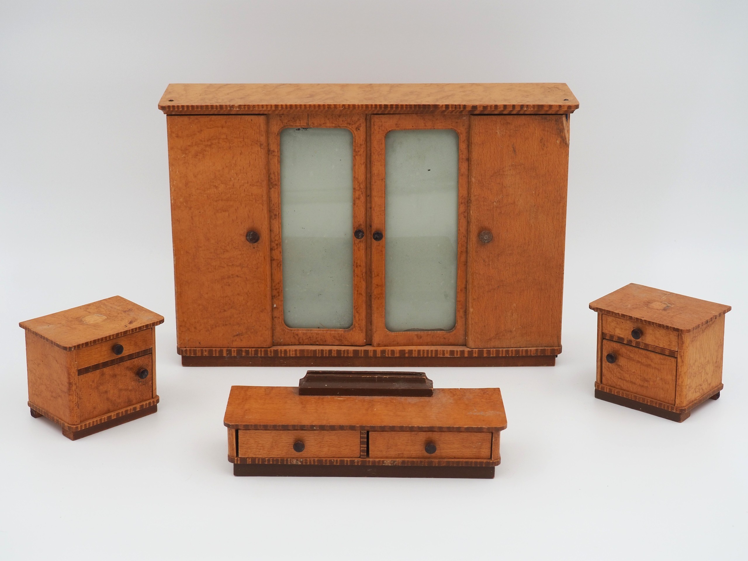 Nukkekodin huonekalut (kahdessa kuvassa) - Huutokauppa Ekman