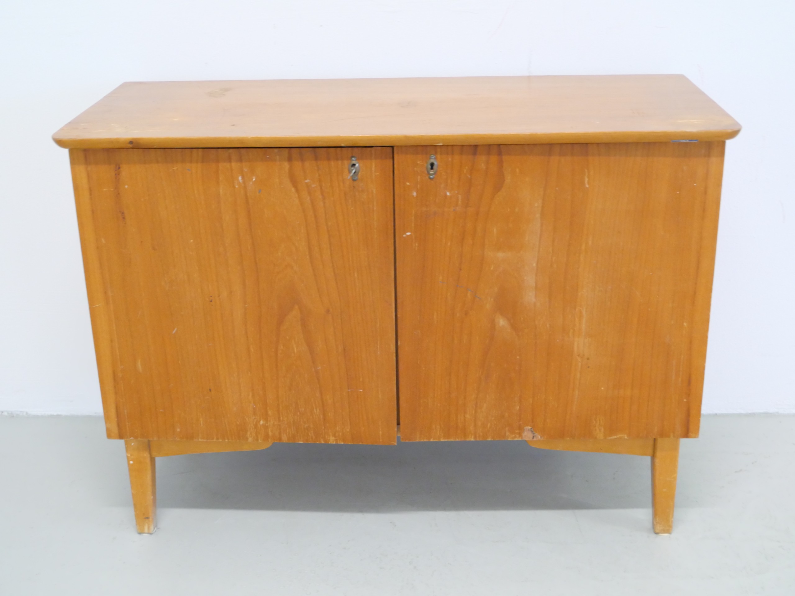 *Funkkis kaappi - Huutokauppa Ekman