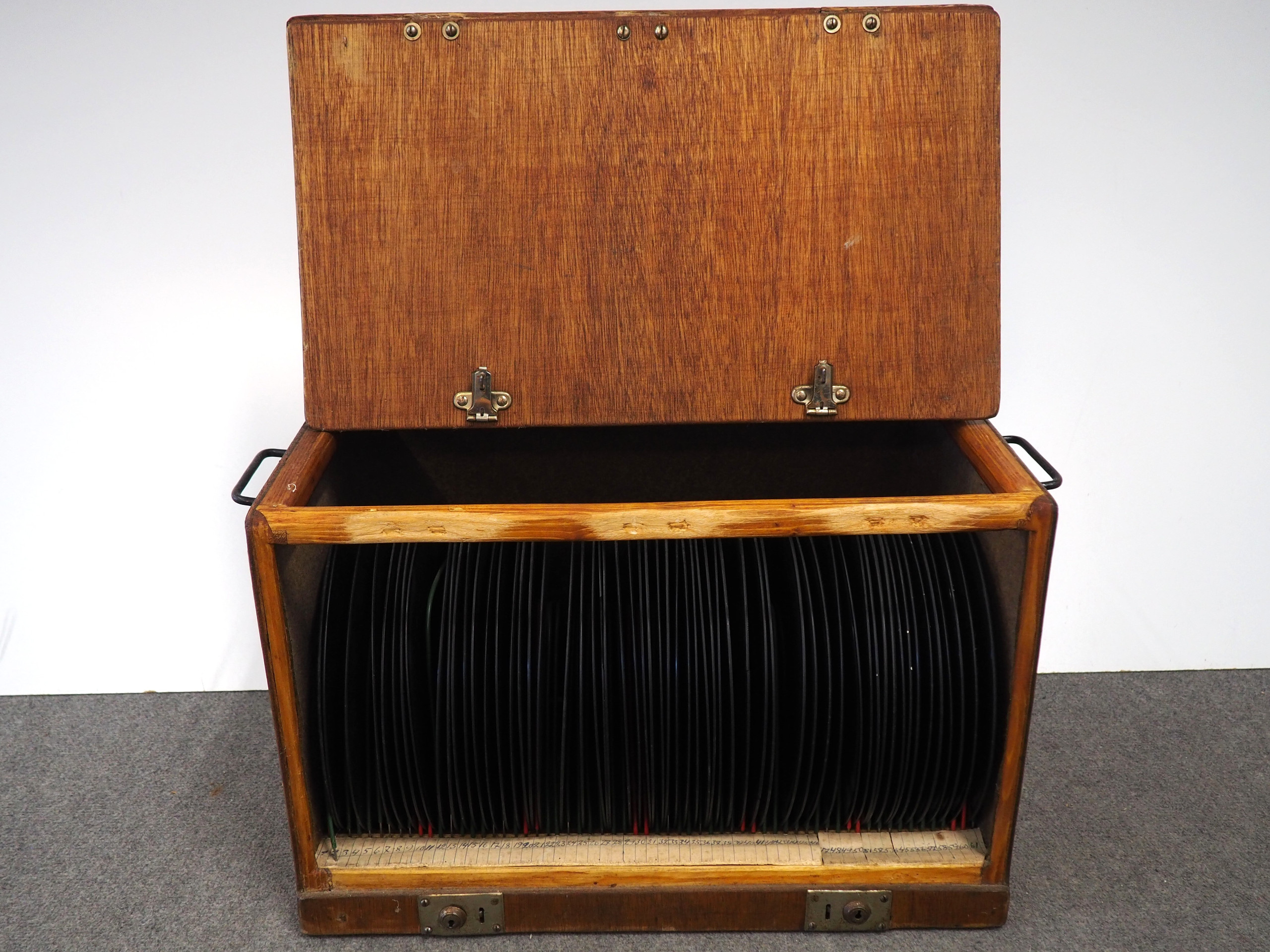 Savikiekot puulaatikossa - Huutokauppa Ekman