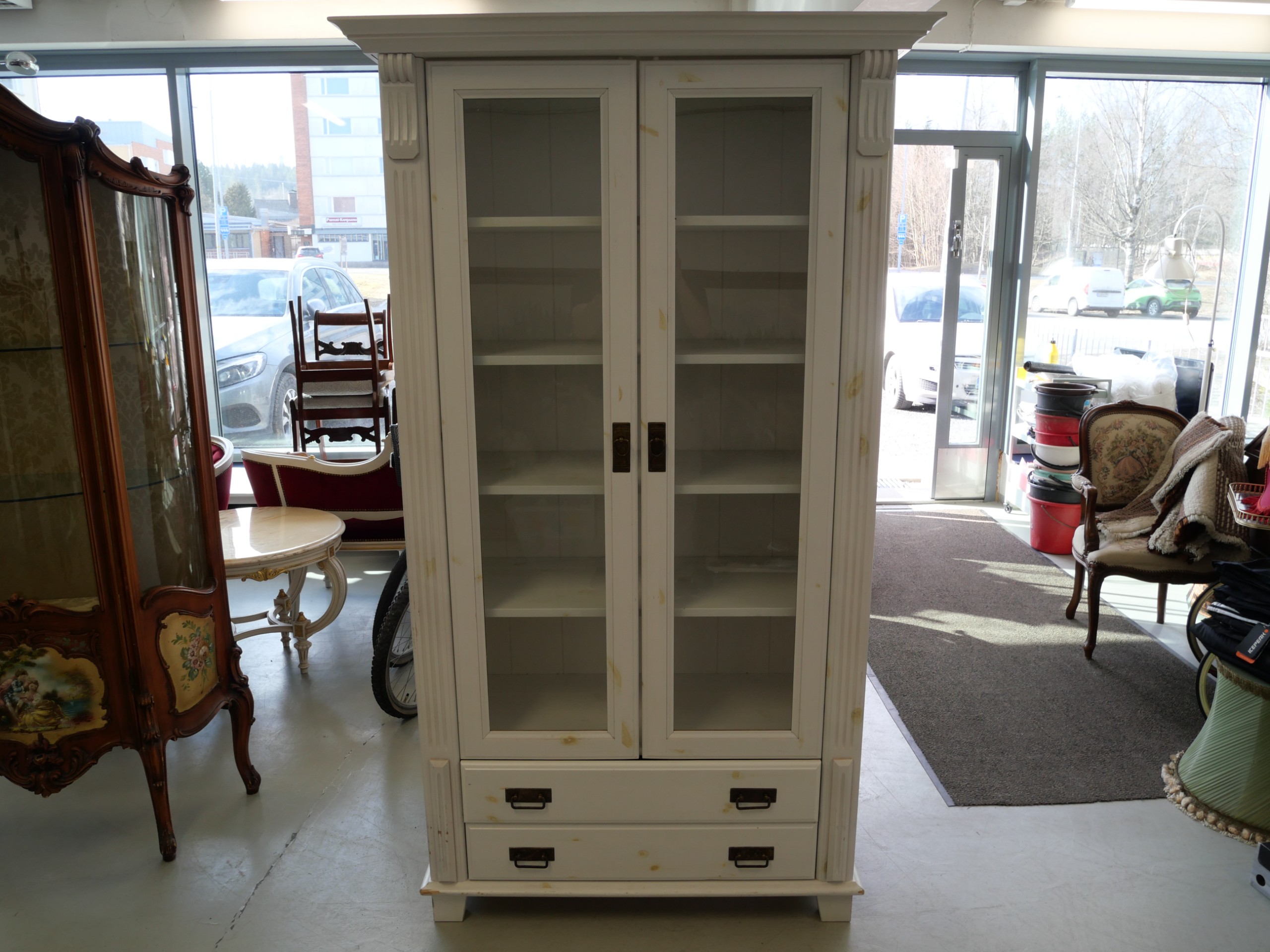 *Vitriinikaappi - Huutokauppa Ekman