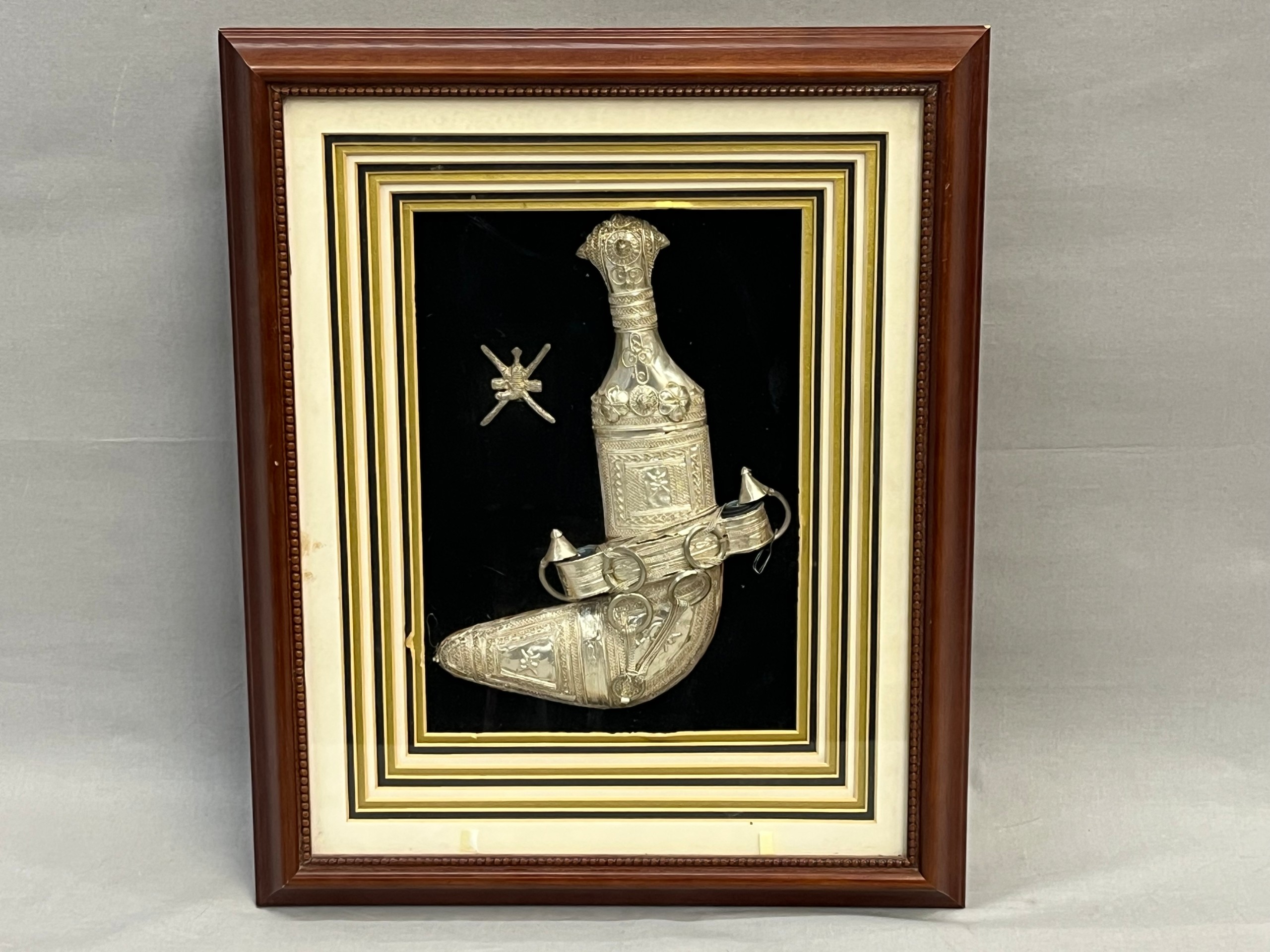 Kehystetty hopeakuorinen veitsi