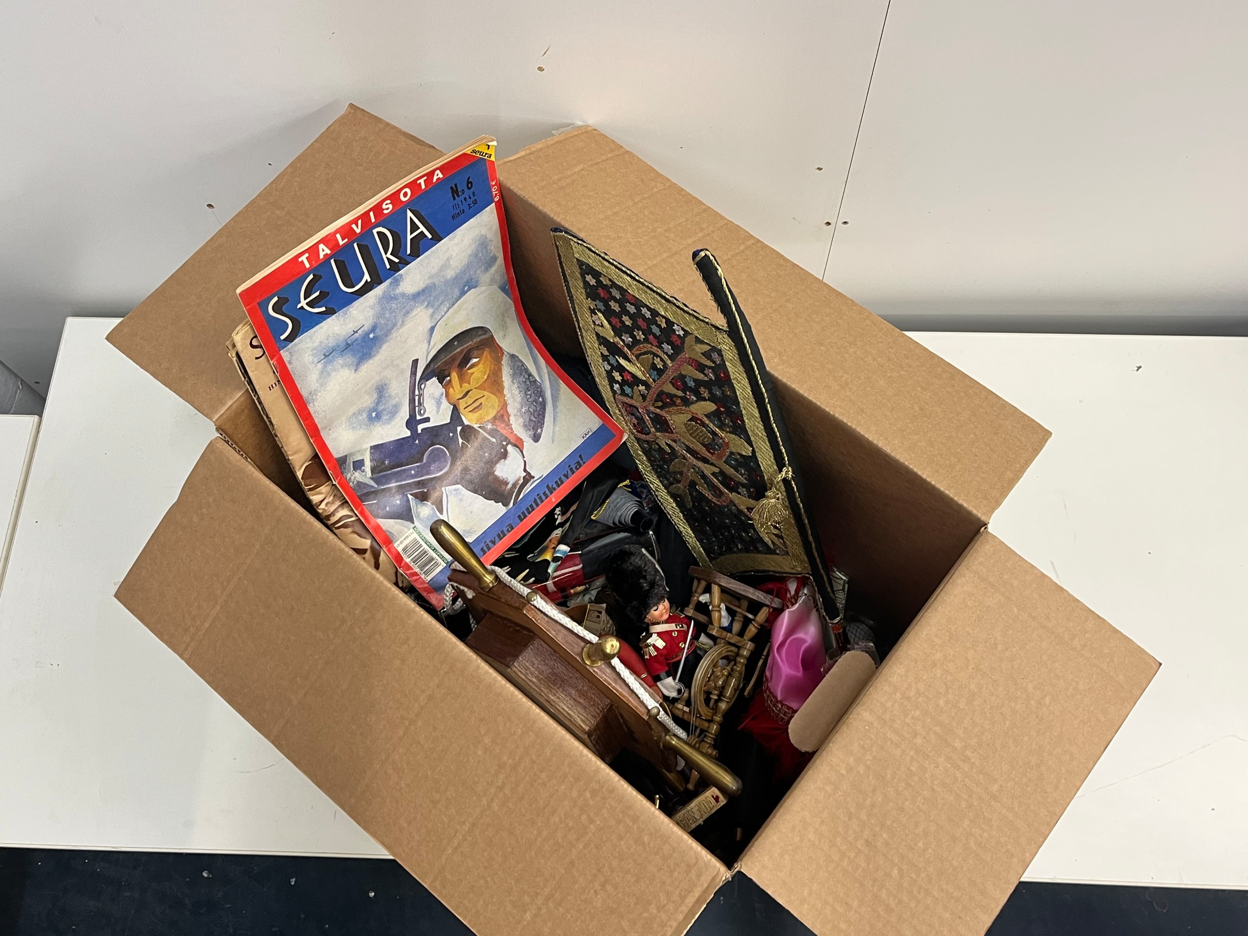 Erä esineitä, lehdet