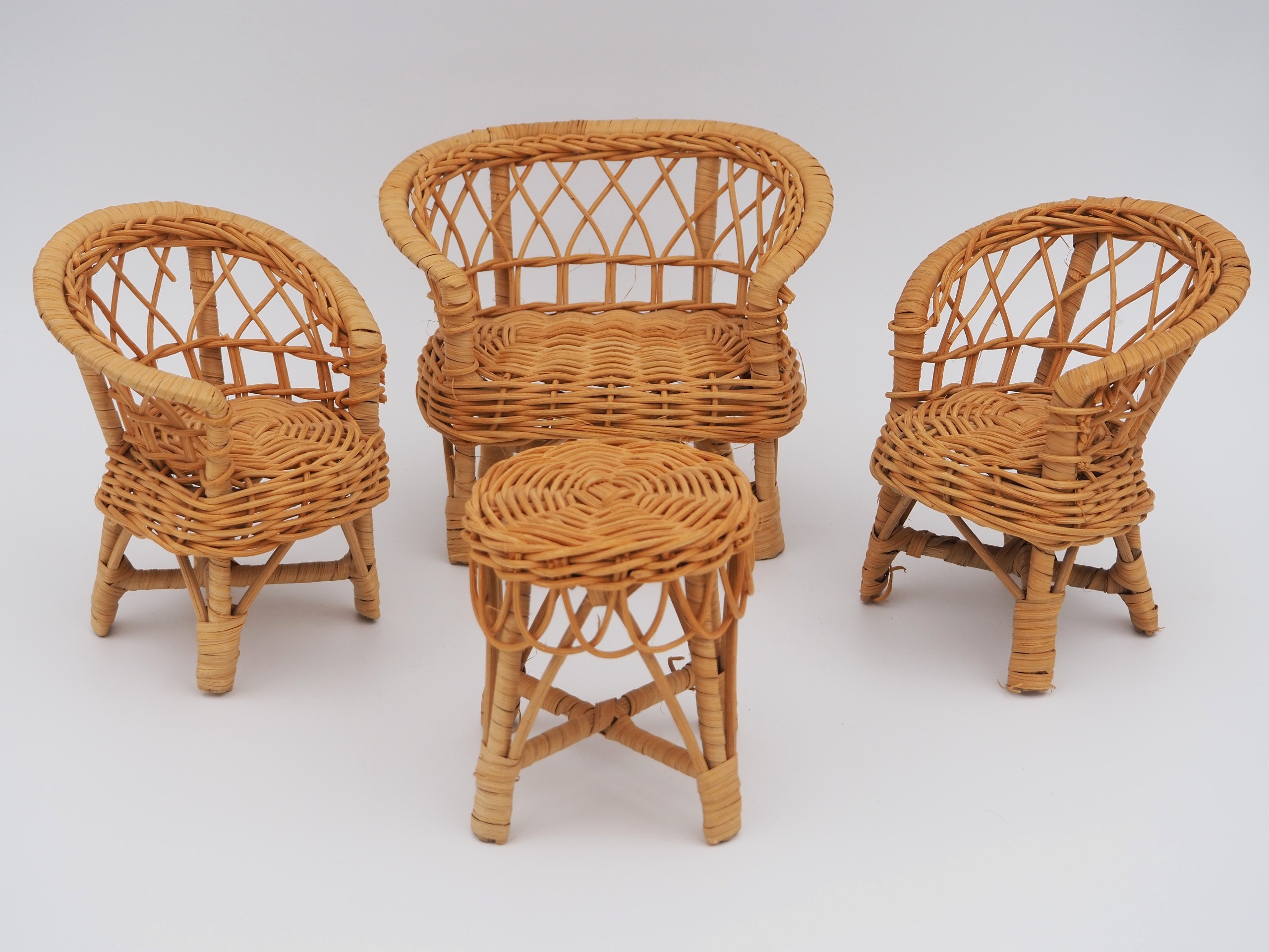 Nukkekodin rottinkikalusto - Huutokauppa Ekman