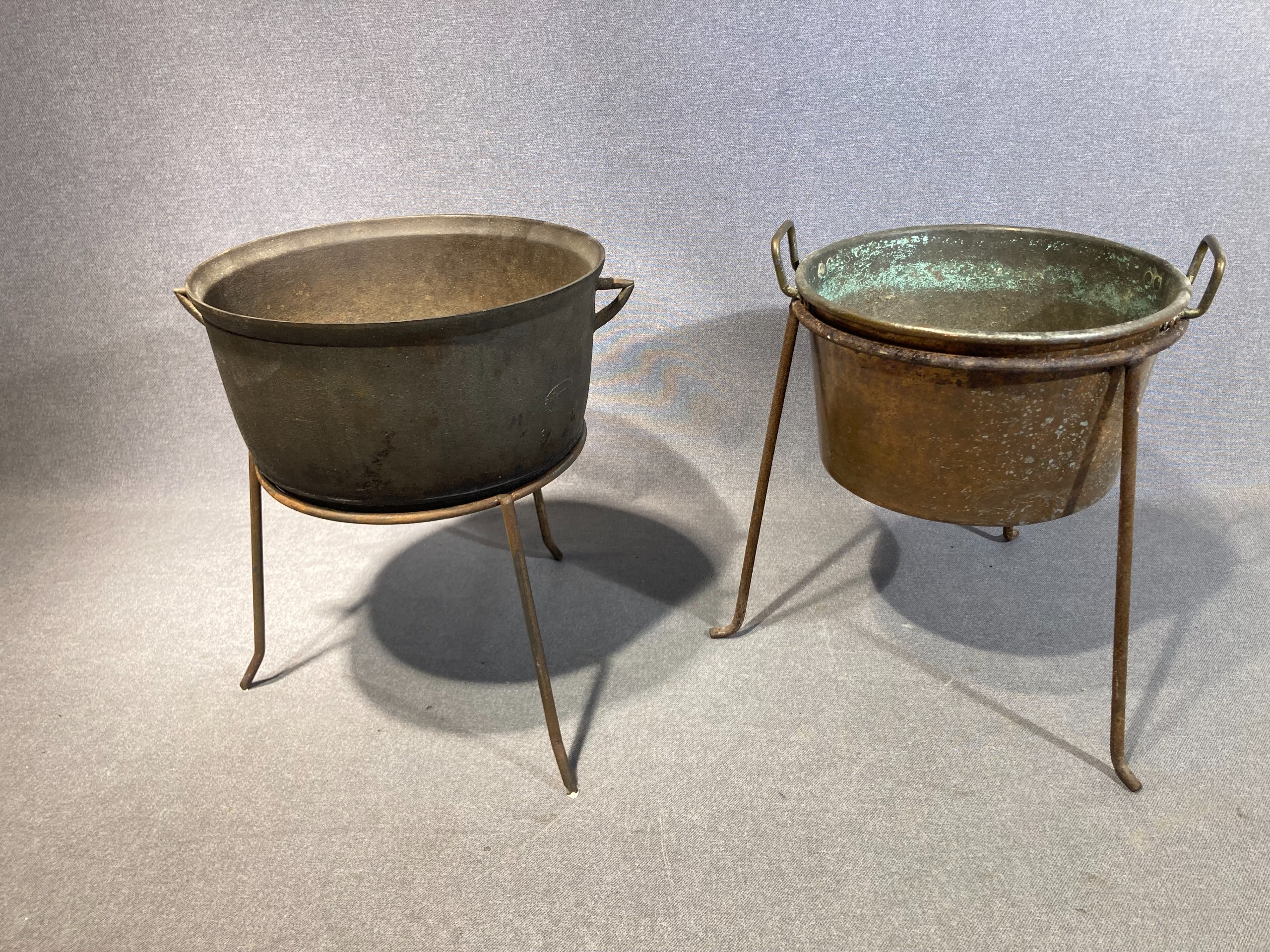 Metalliset kukka-astiat - Huutokauppa Ekman