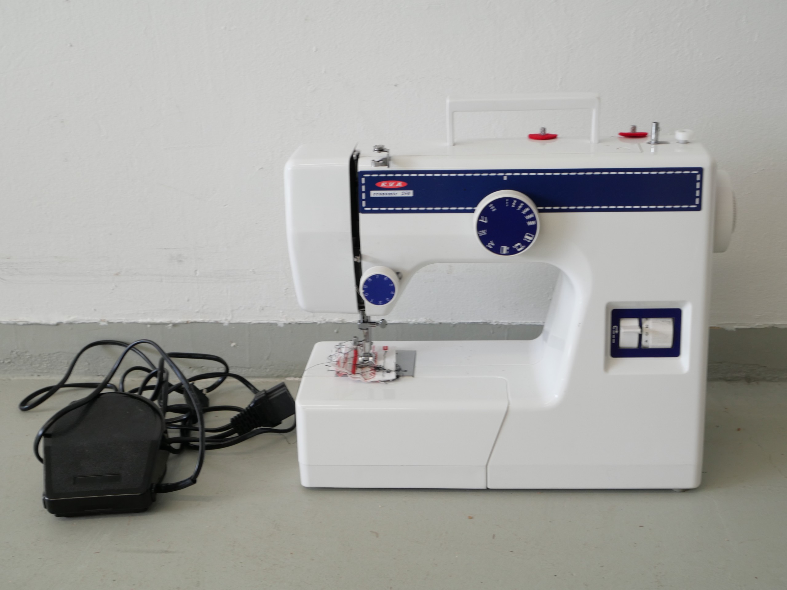 *Ompelukone - Huutokauppa Ekman