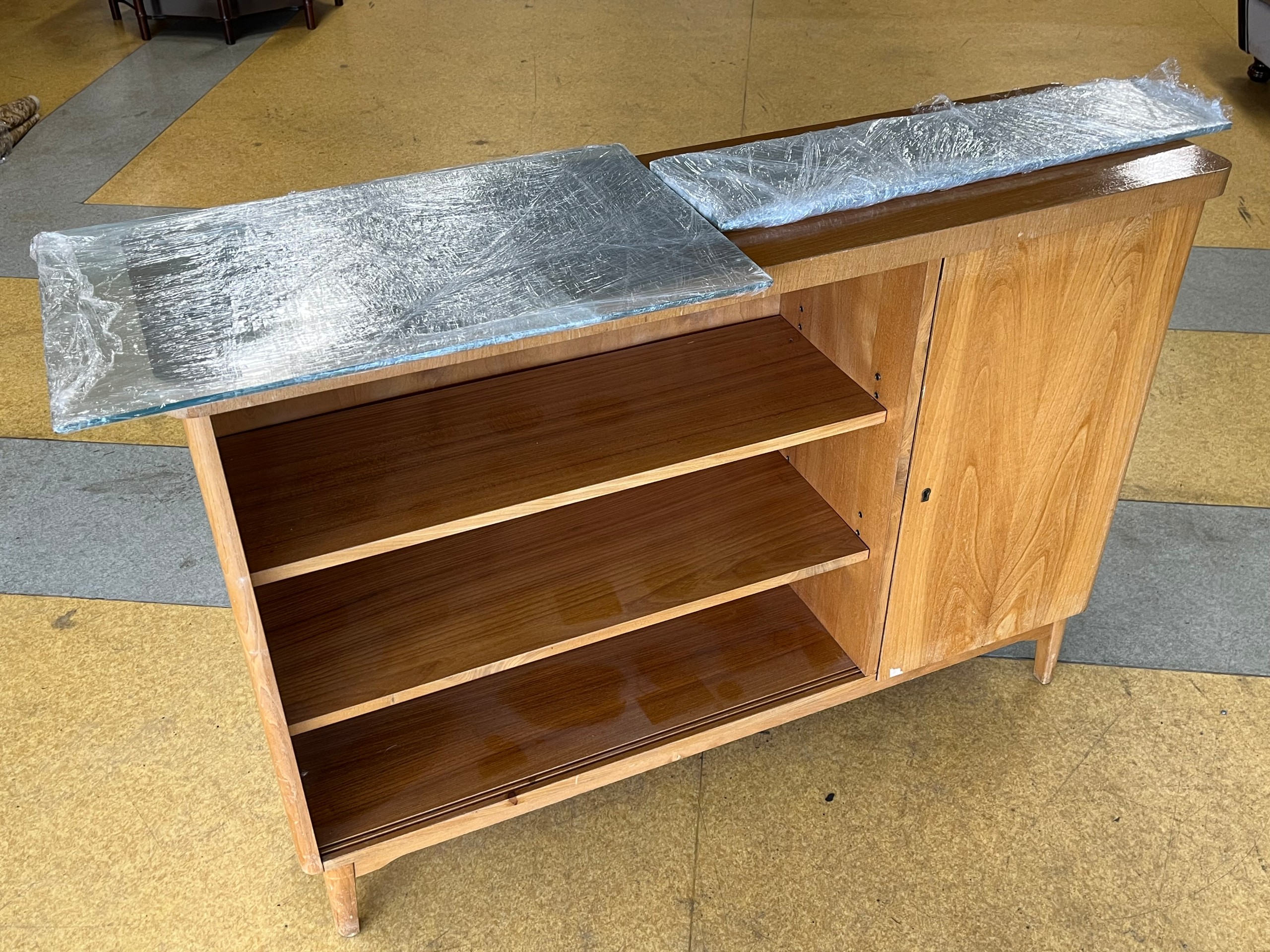 Lasiovinen lipasto - Huutokauppa Ekman