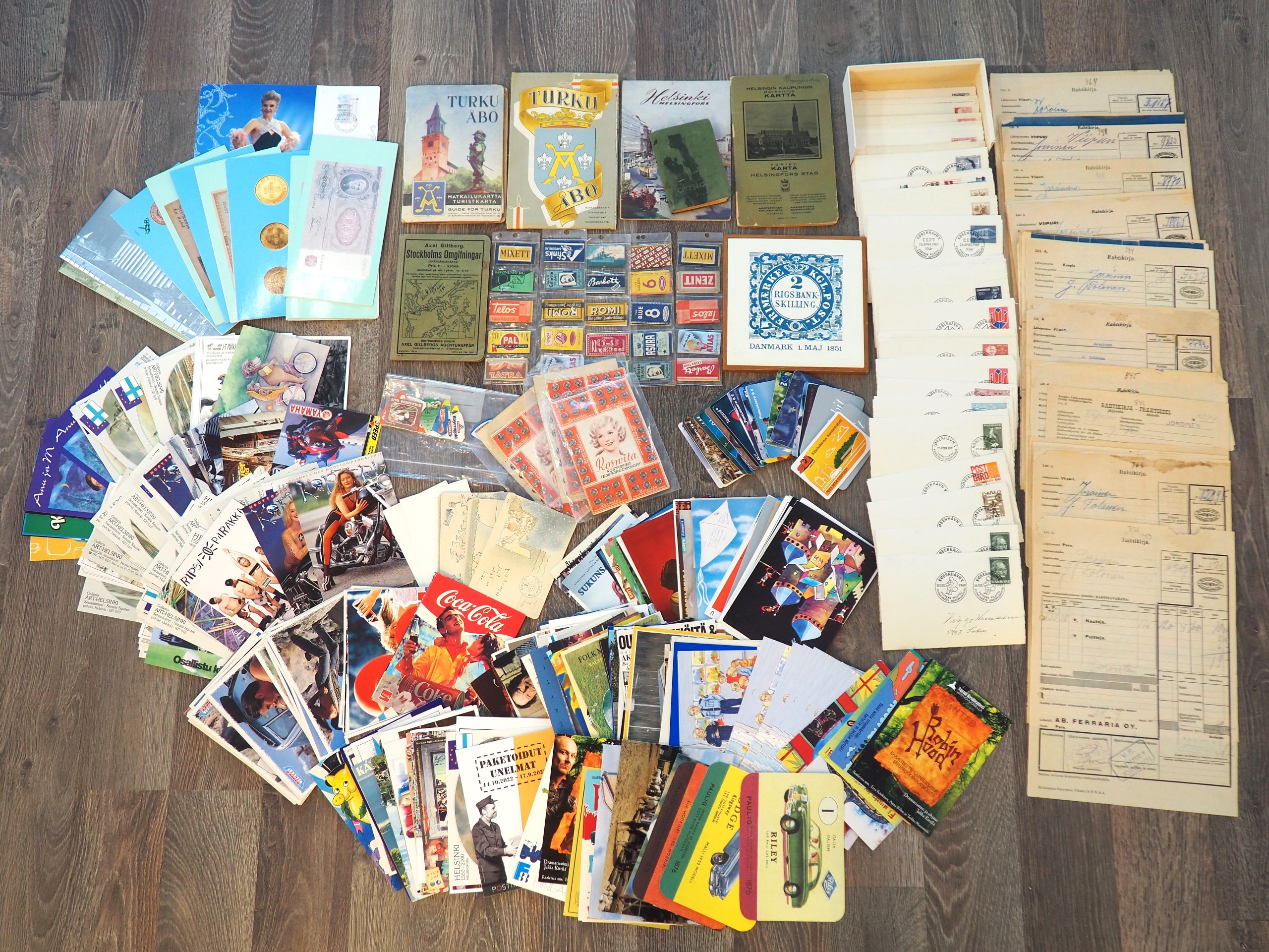Postikortit ym.