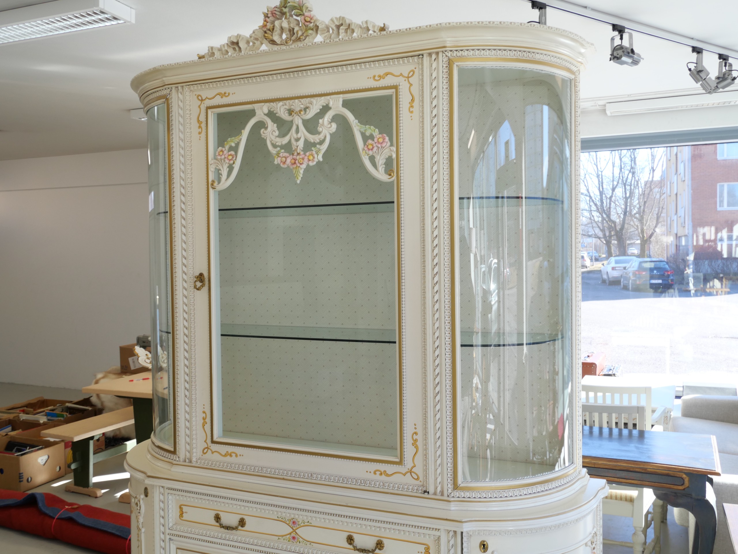 *Vitriinikaappi - Huutokauppa Ekman