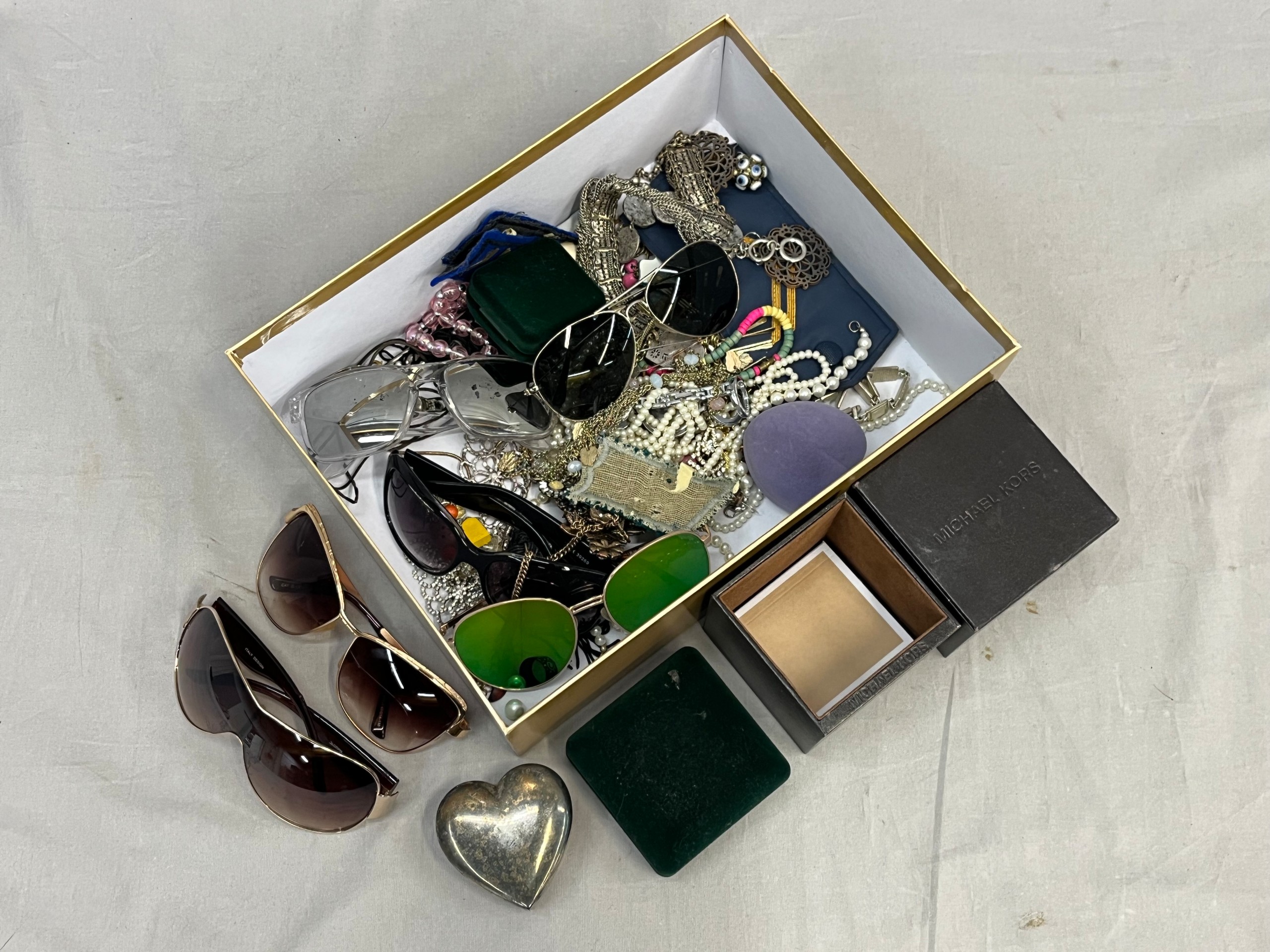 Aurinkolasit, korut ym