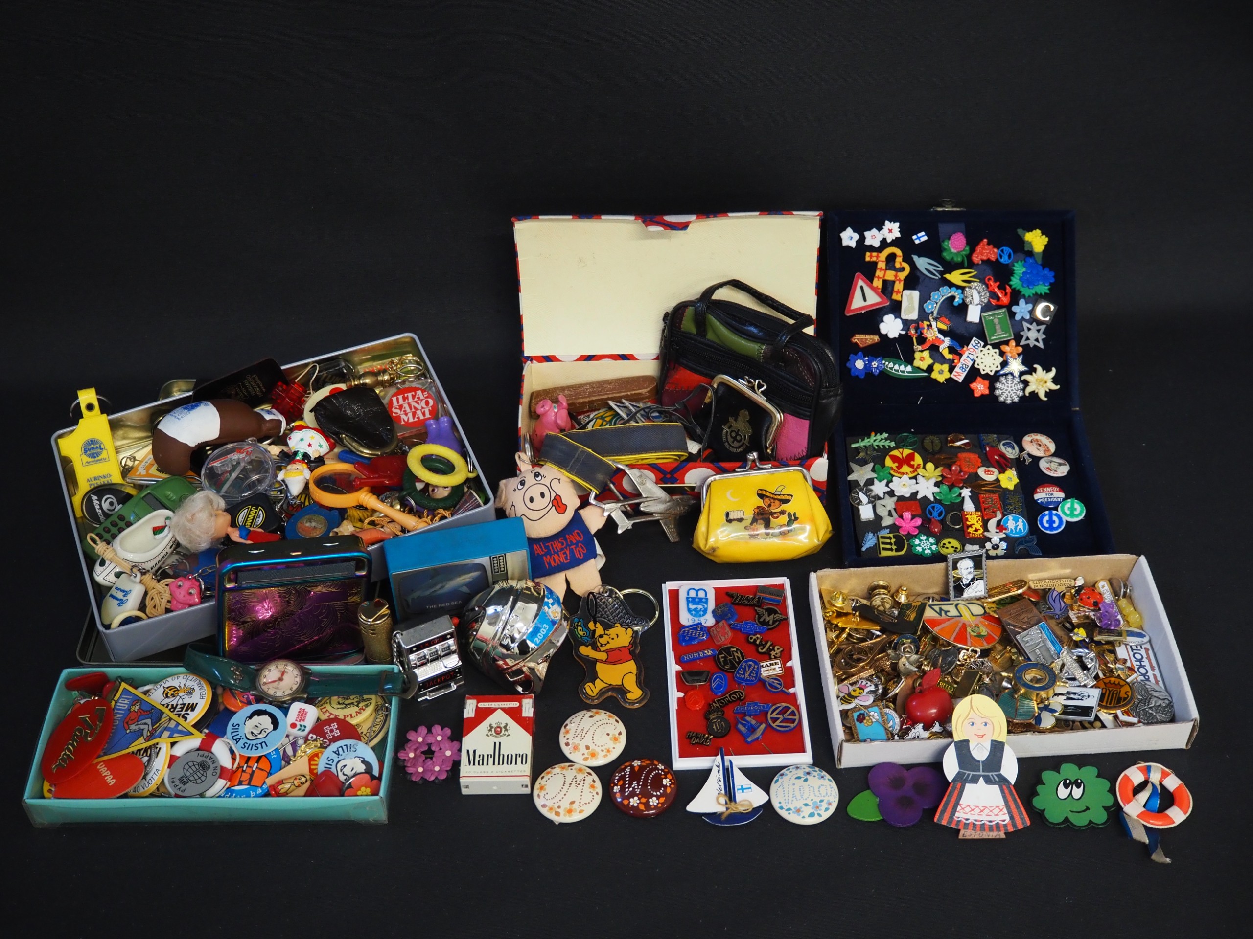 Pinssit ym. - Huutokauppa Ekman