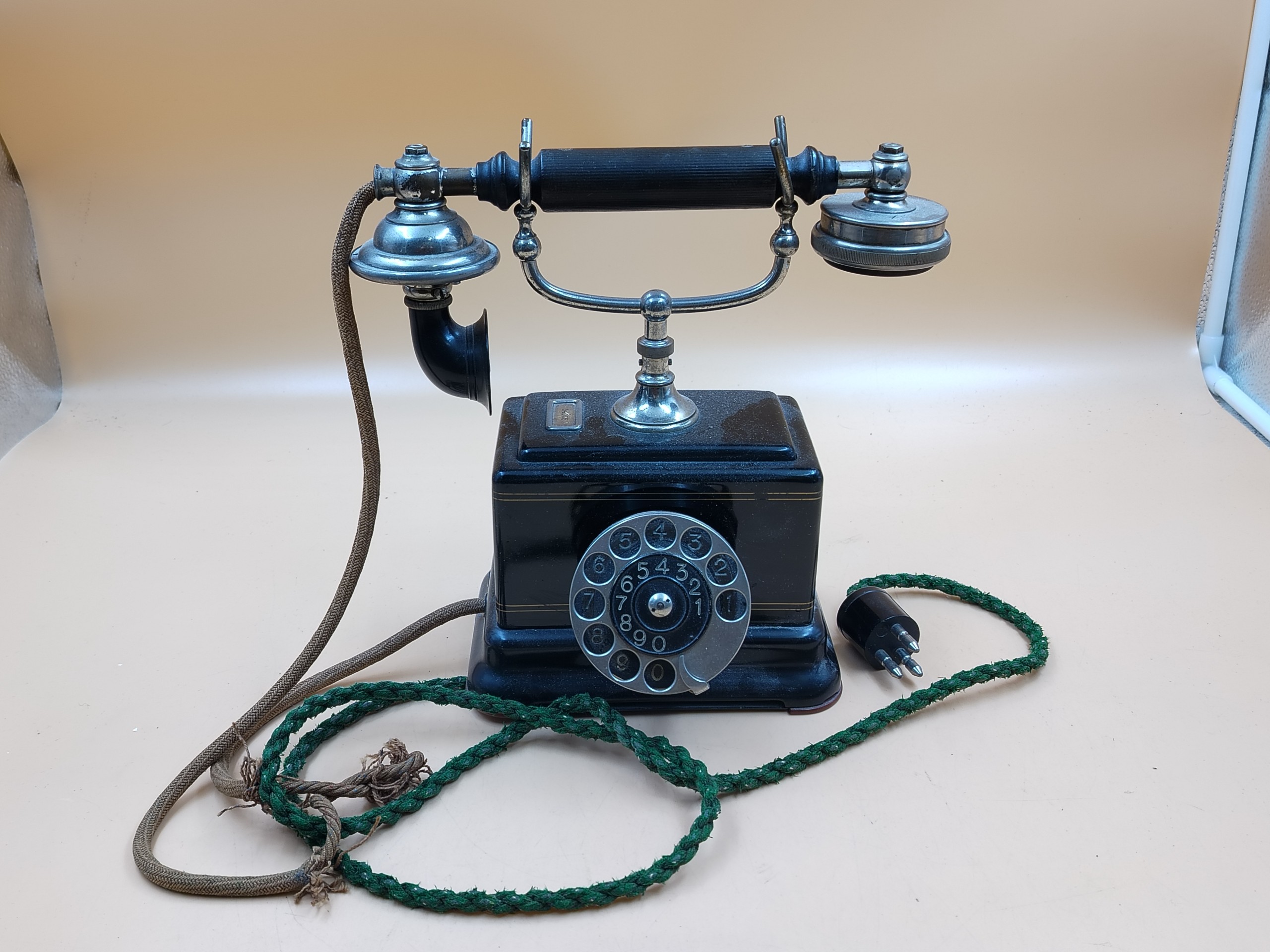 Pöytäpuhelin - Huutokauppa Ekman
