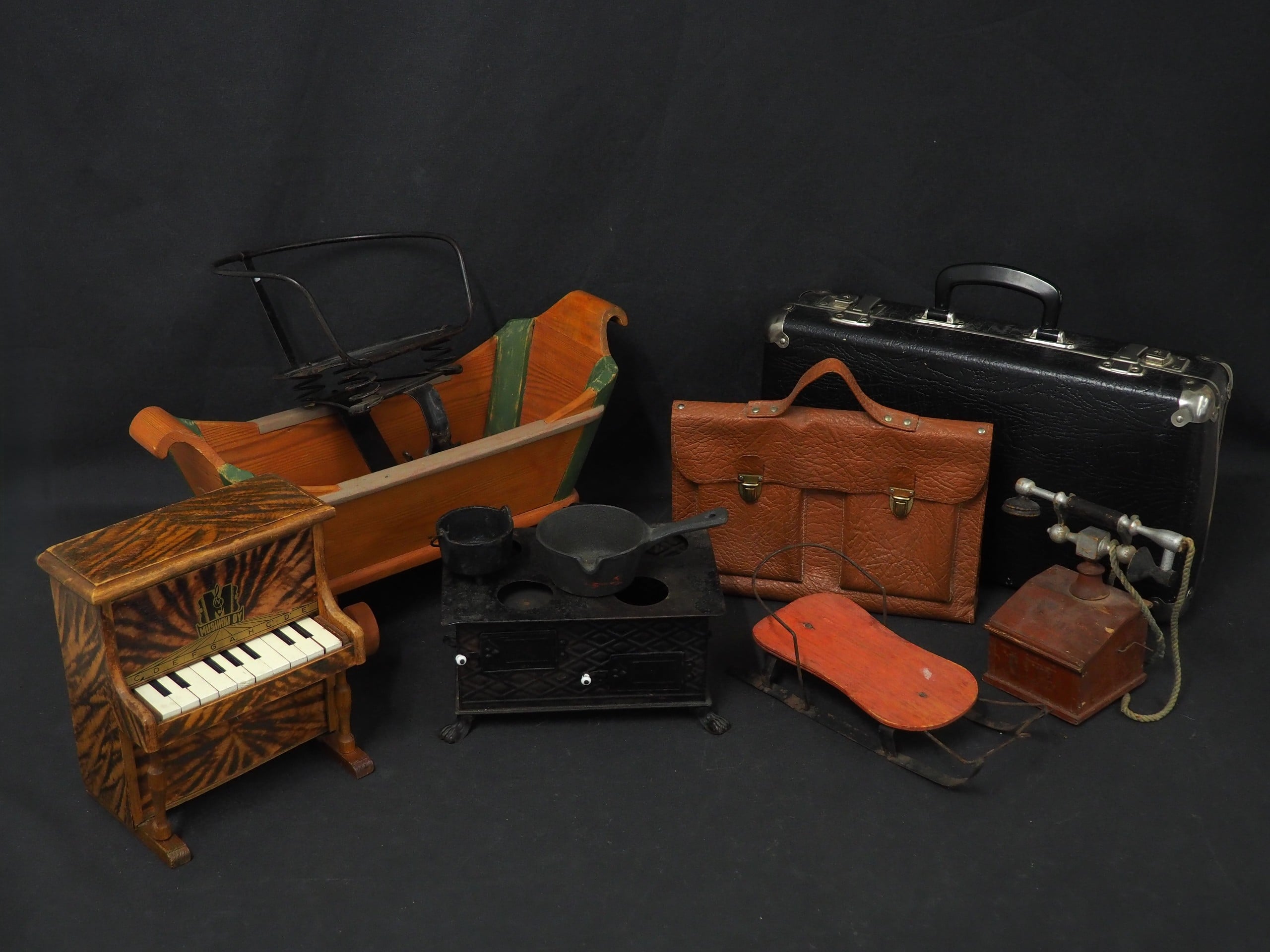 Salkku, pyörän penkki nukelle ym. - Huutokauppa Ekman