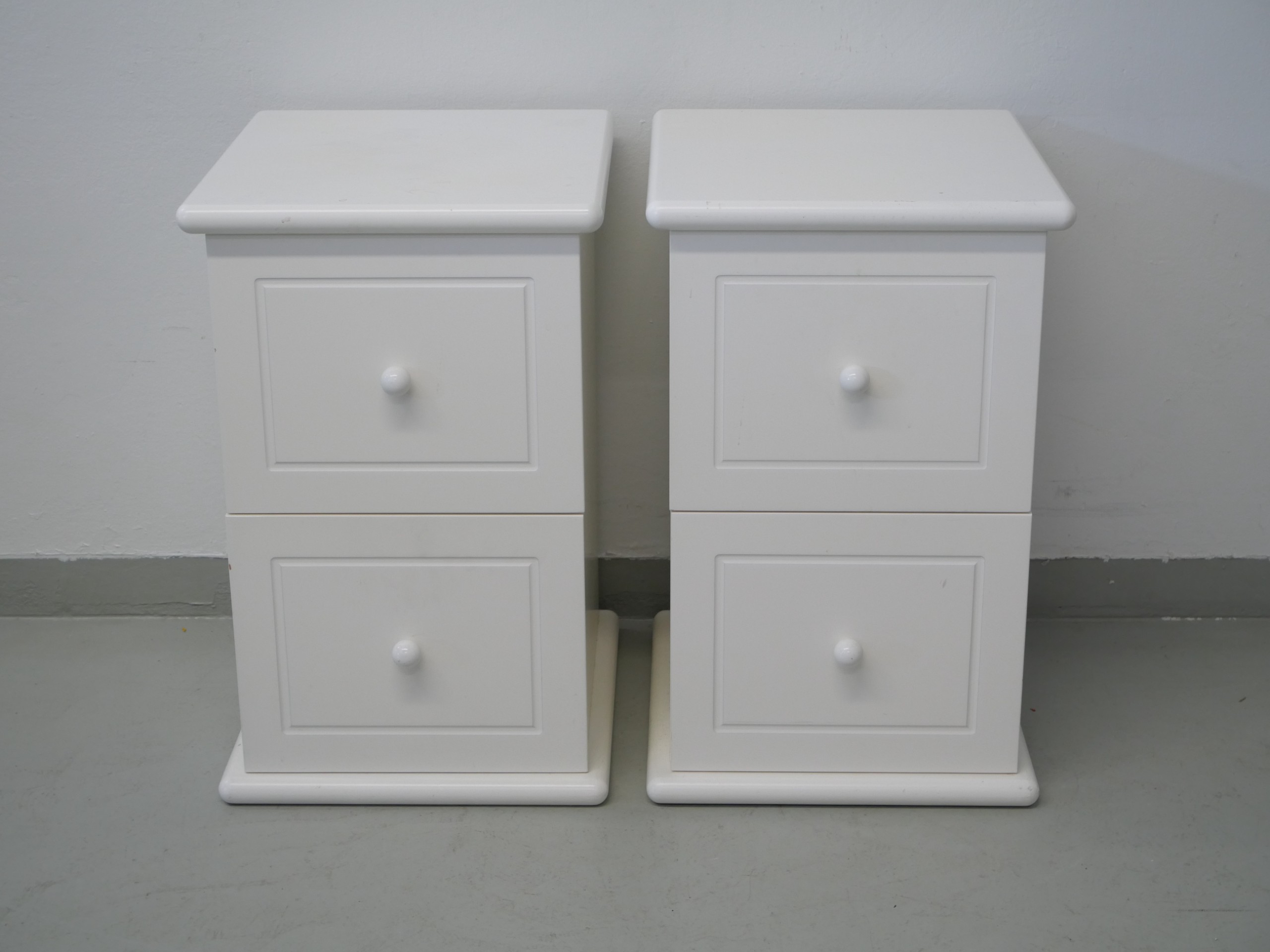 *Yöpöydät - Huutokauppa Ekman