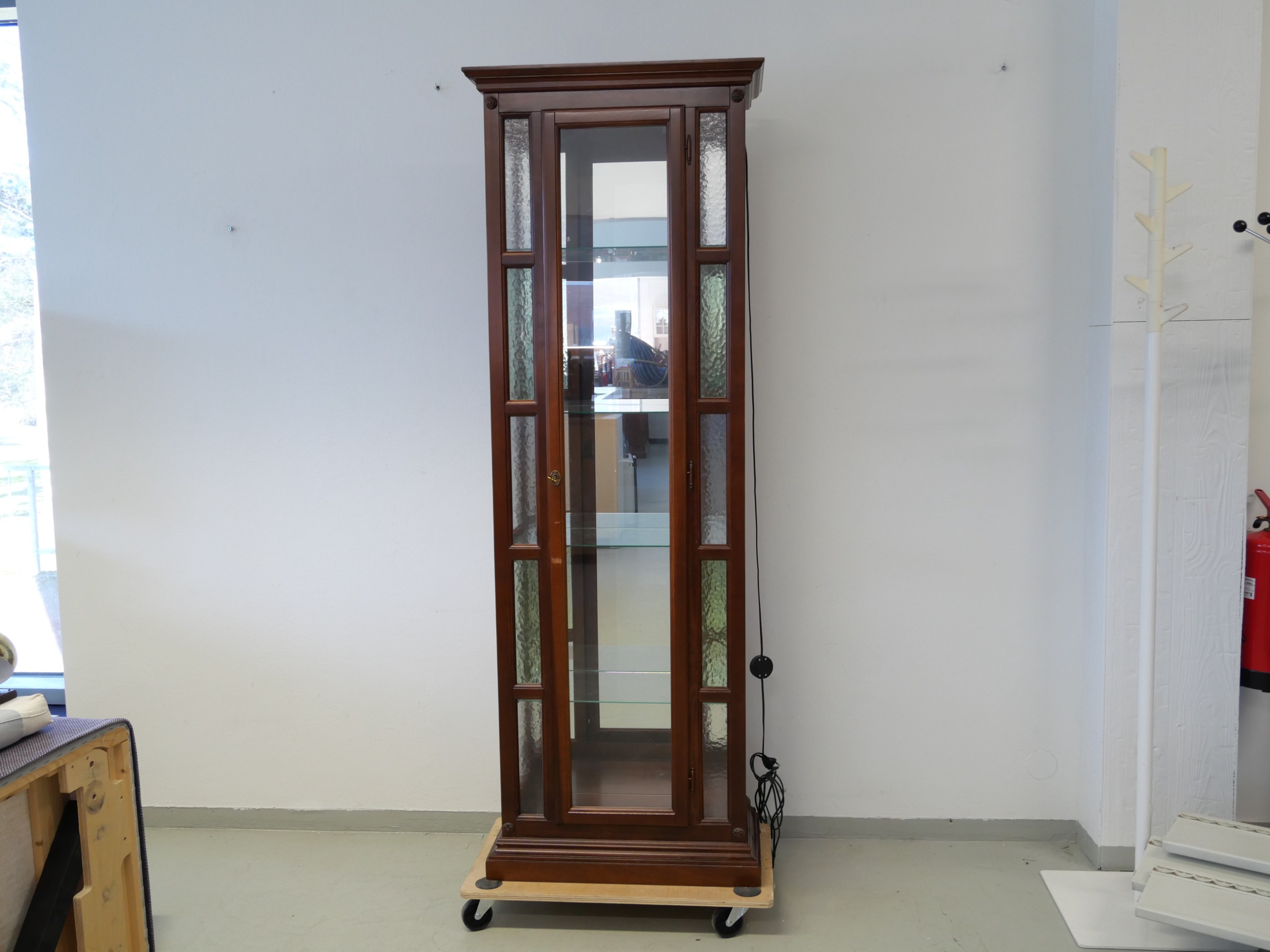 *Vitriinikaappi - Huutokauppa Ekman
