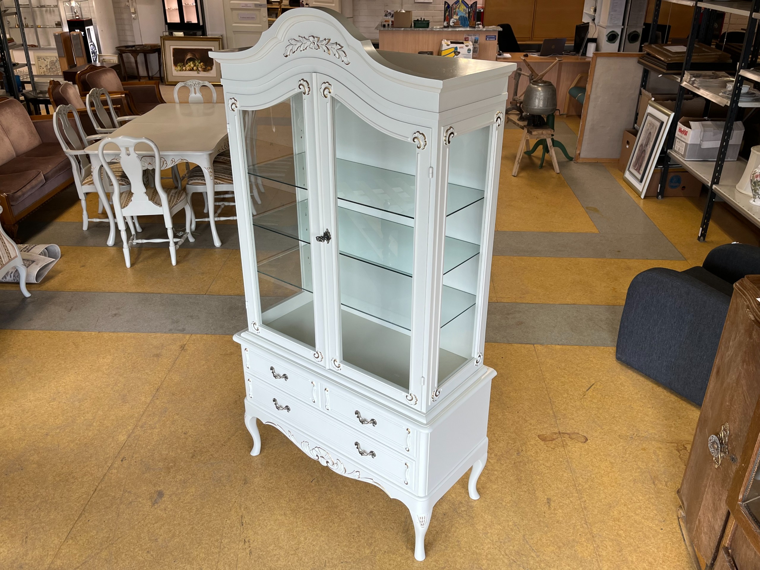 Talonpoikaisrokokoo vitriini - Huutokauppa Ekman