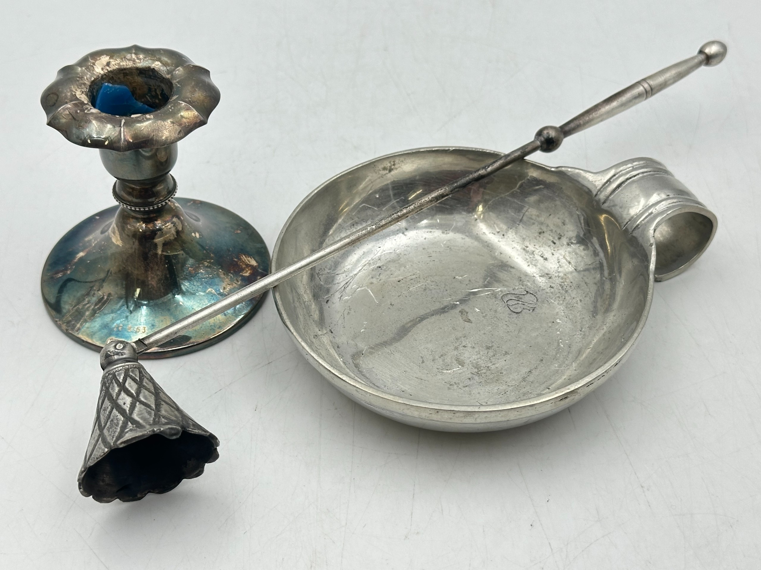 Hopeinen kynttilänjalka ym. - Huutokauppa Ekman