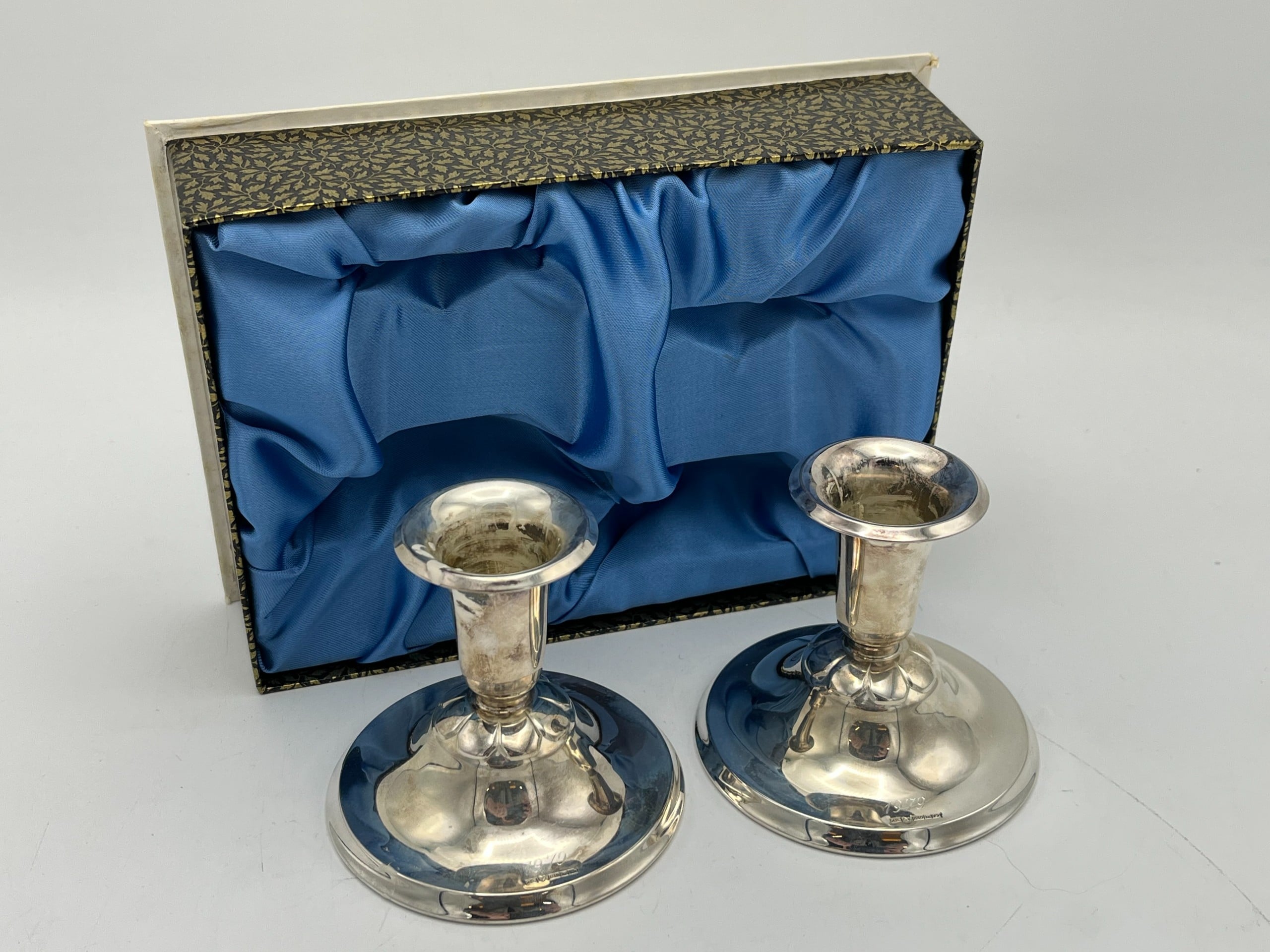 Hopeiset kynttilänjalat - Huutokauppa Ekman