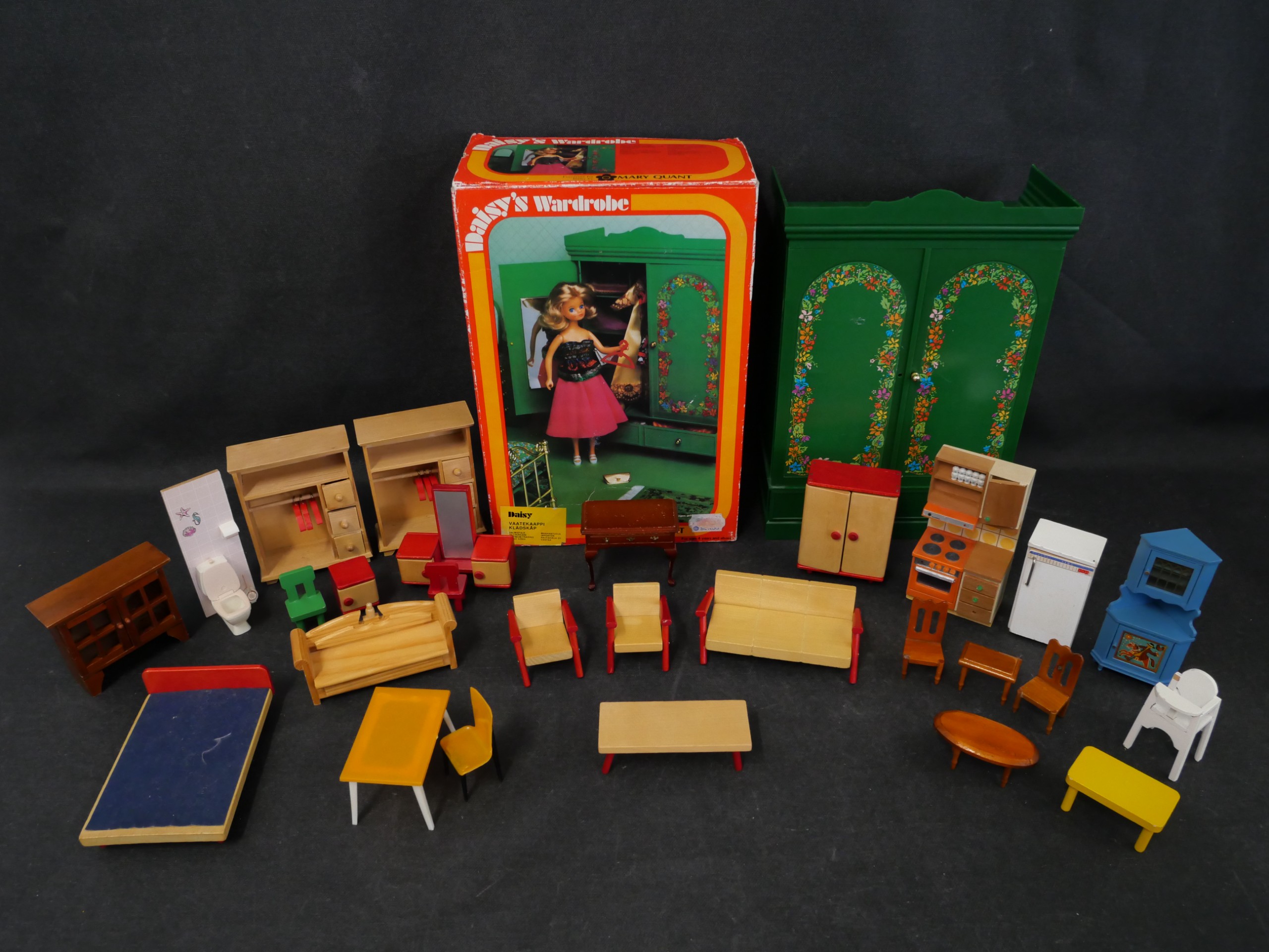 Nukkekodin kalusteet ja Daisy vaatekaappi - Huutokauppa Ekman