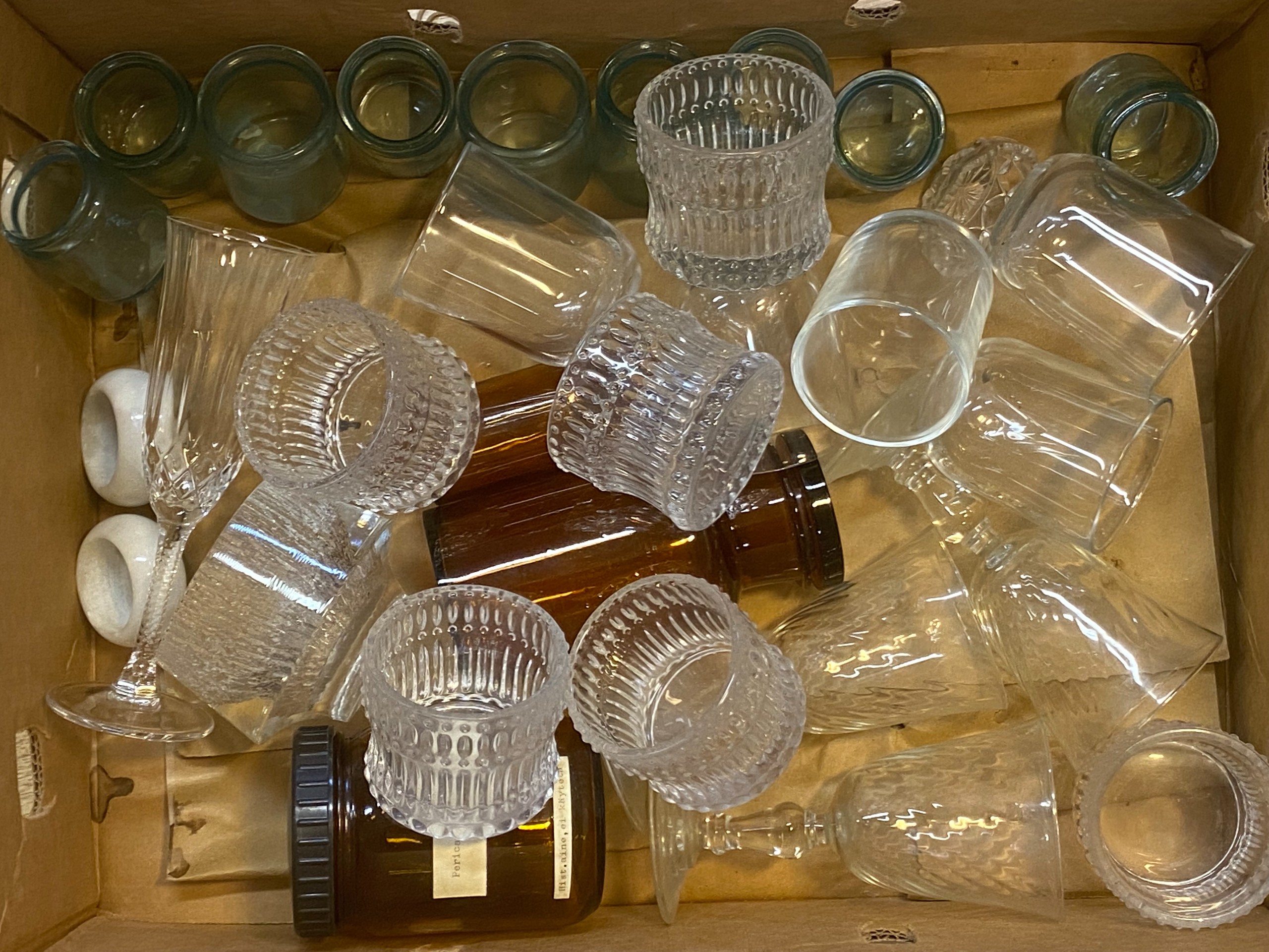Lasiesineitä - Huutokauppa Ekman
