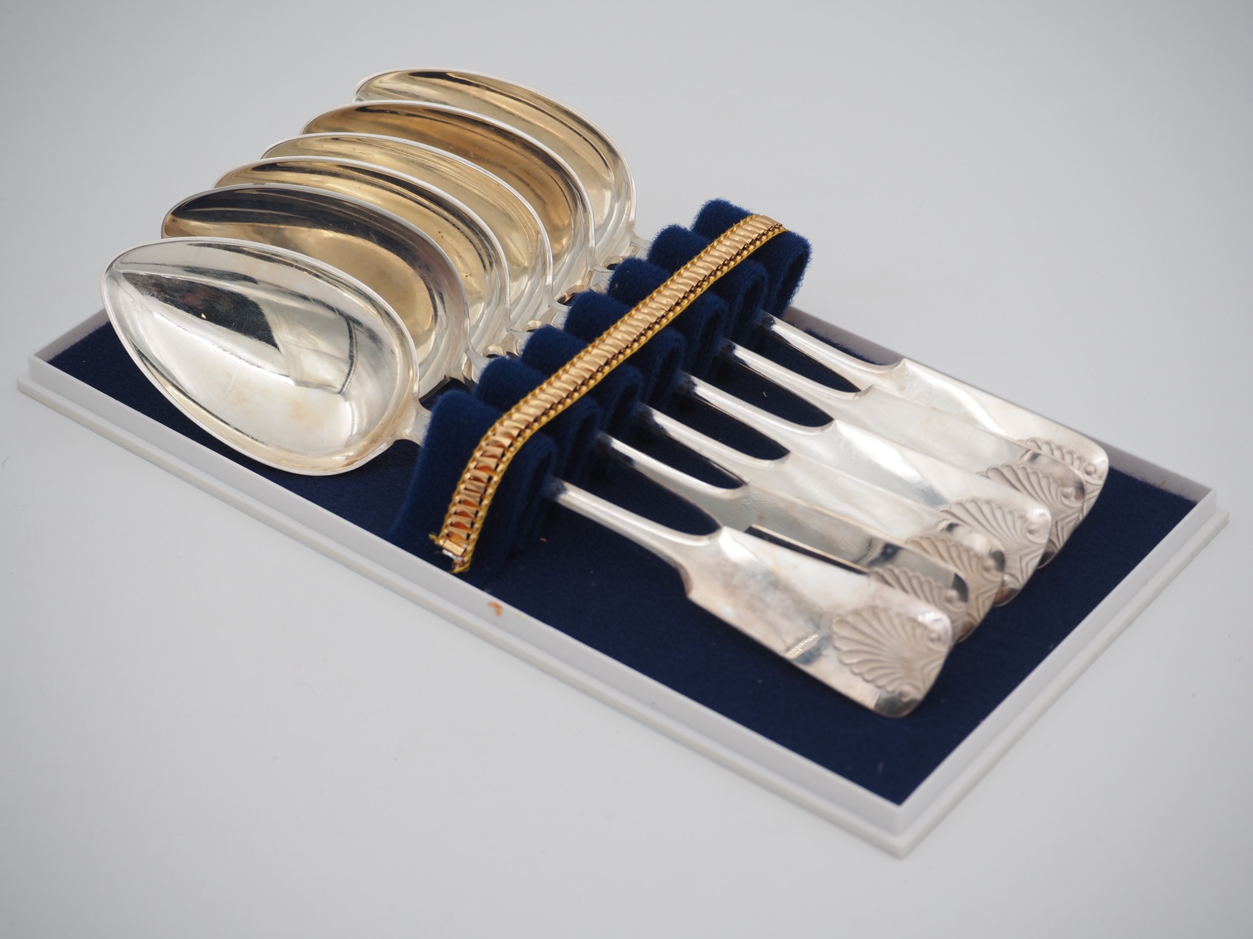 Hopealusikat - Huutokauppa Ekman