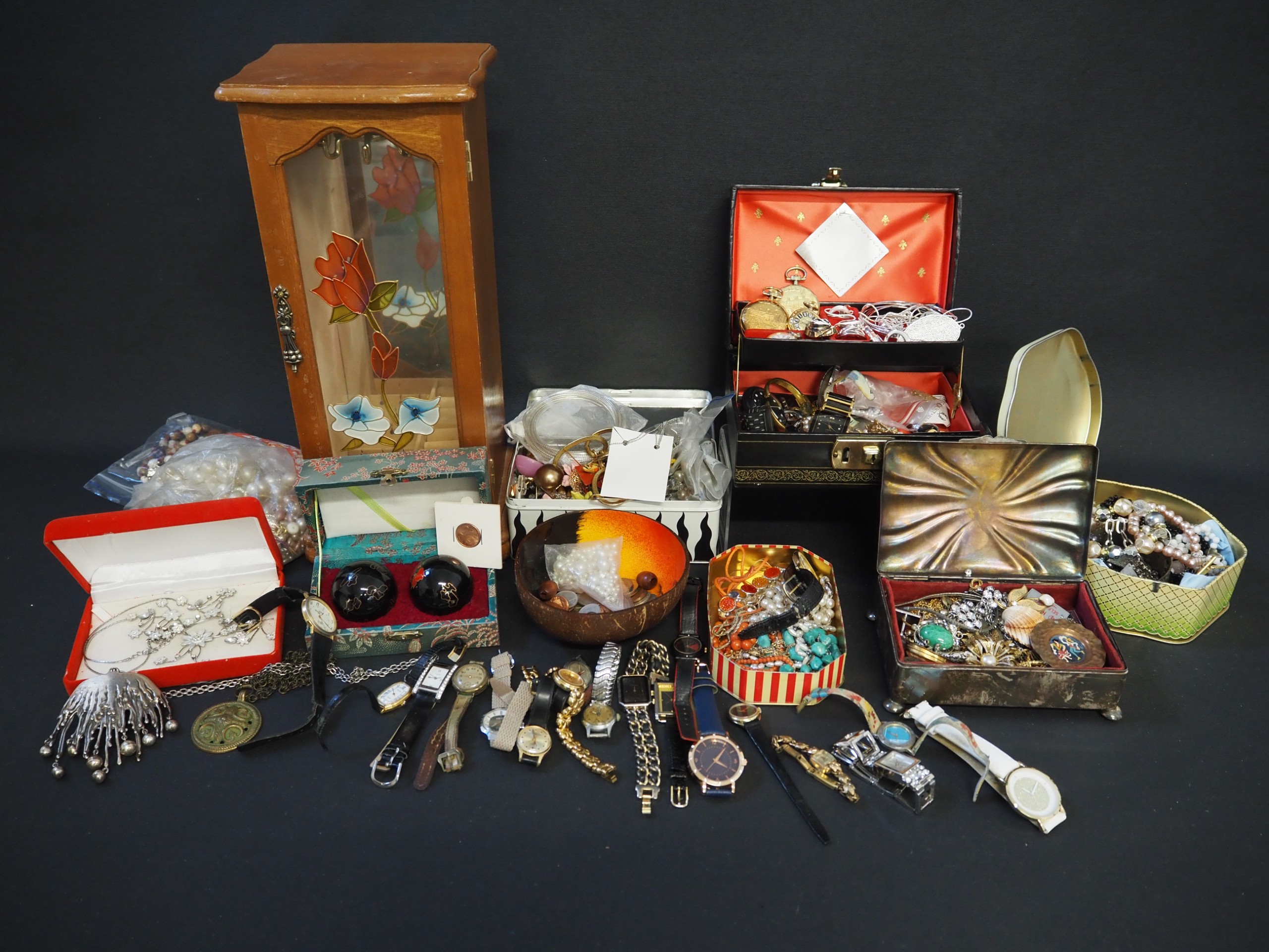 Korut, kellot ym. - Huutokauppa Ekman