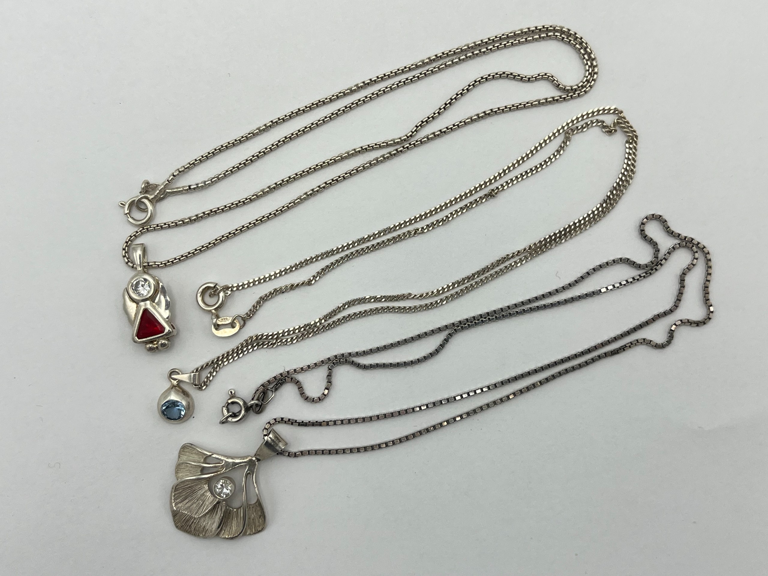 Hopeiset kaulakorut 925H - Huutokauppa Ekman