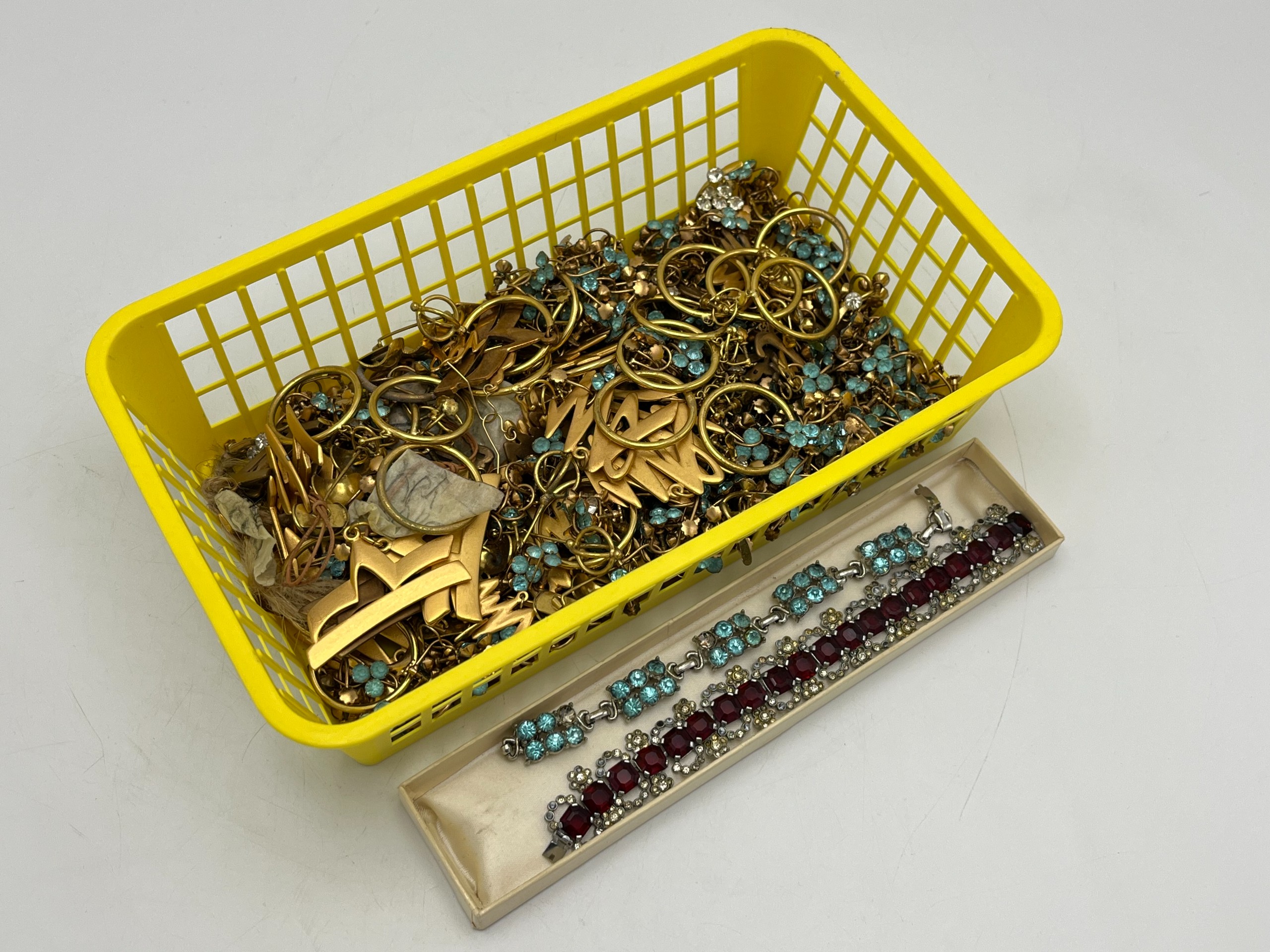 Erä koruja - Huutokauppa Ekman