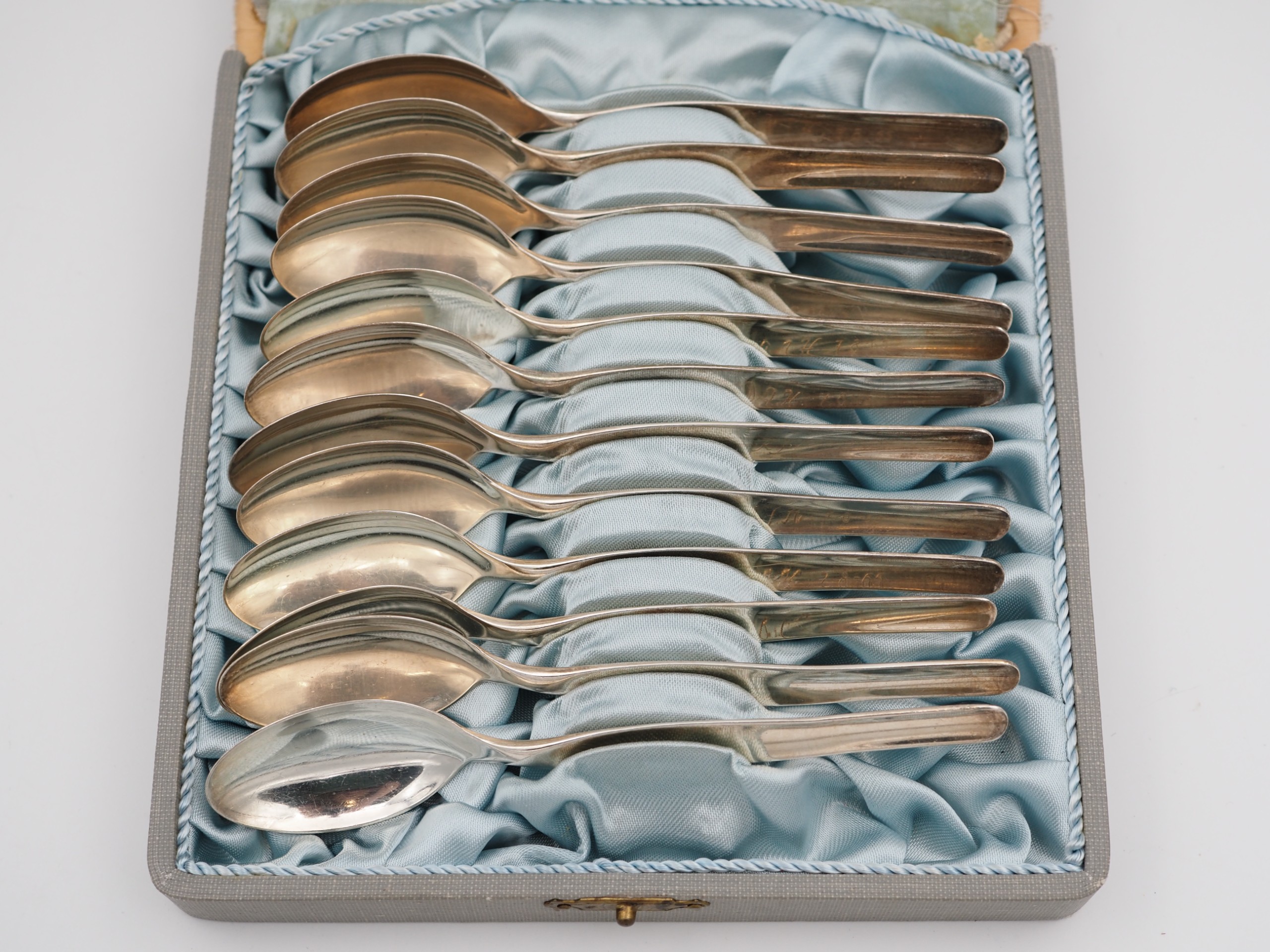 Hopealusikat - Huutokauppa Ekman