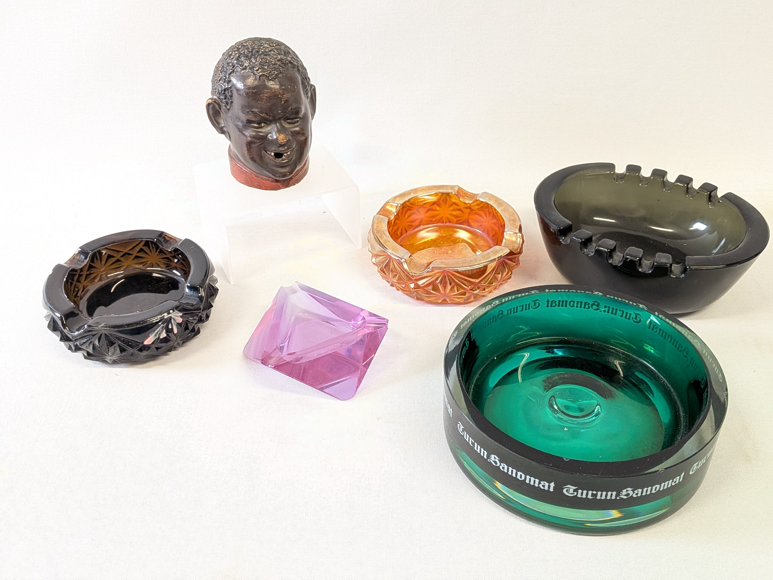 Tuhkakupit ja tupakoitsija - Huutokauppa Ekman