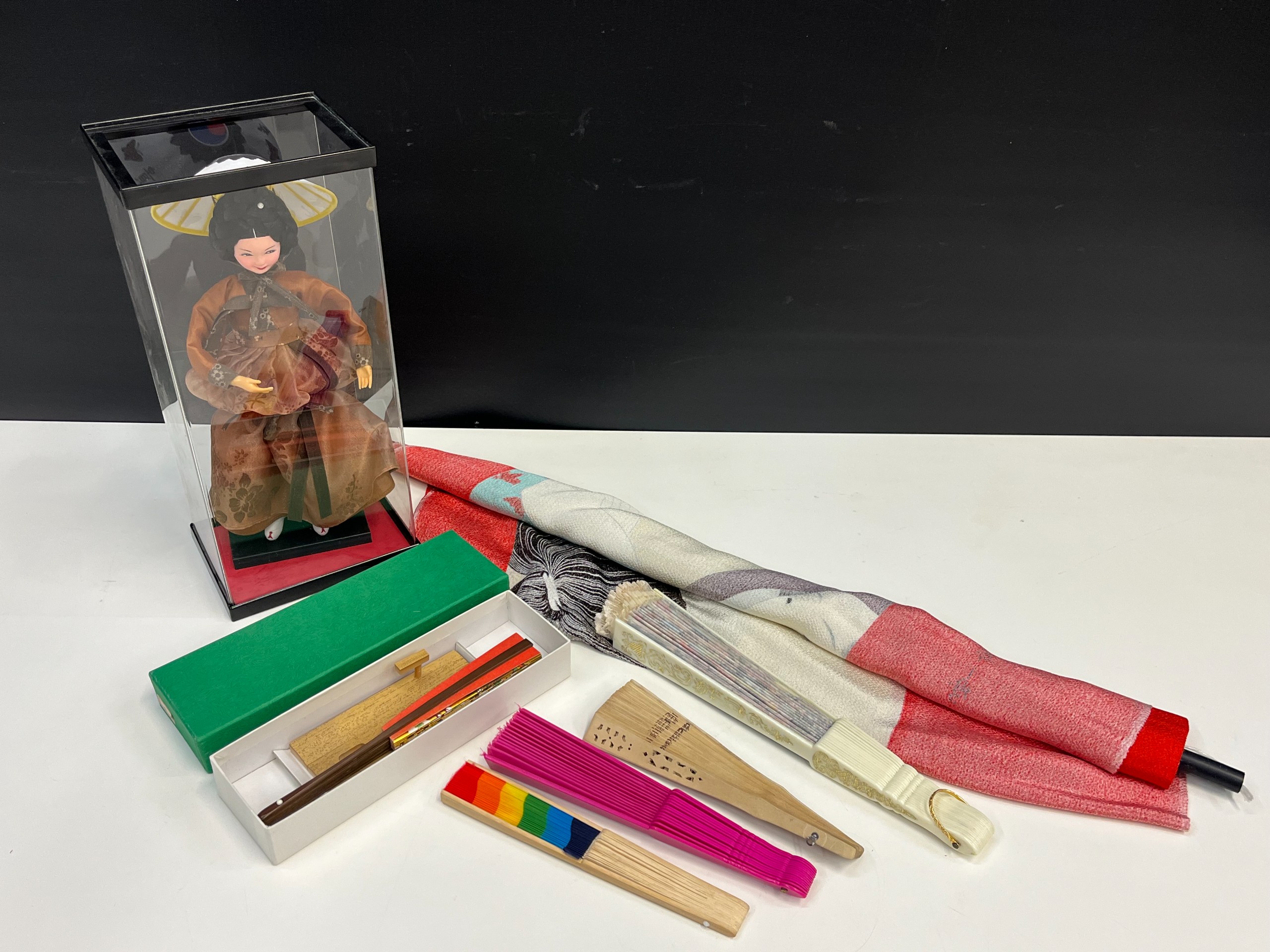 Nukke, viuhkat ym - Huutokauppa Ekman