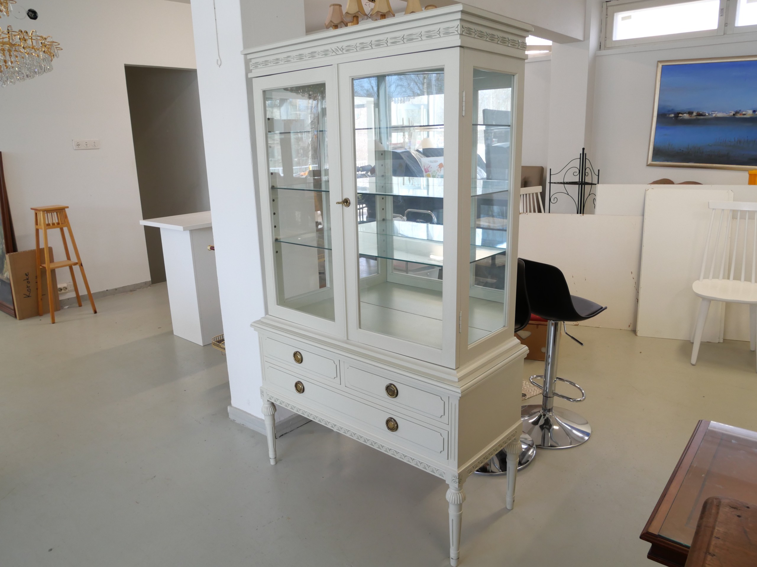 *Kustavilaistyylinen vitriinikaappi - Huutokauppa Ekman