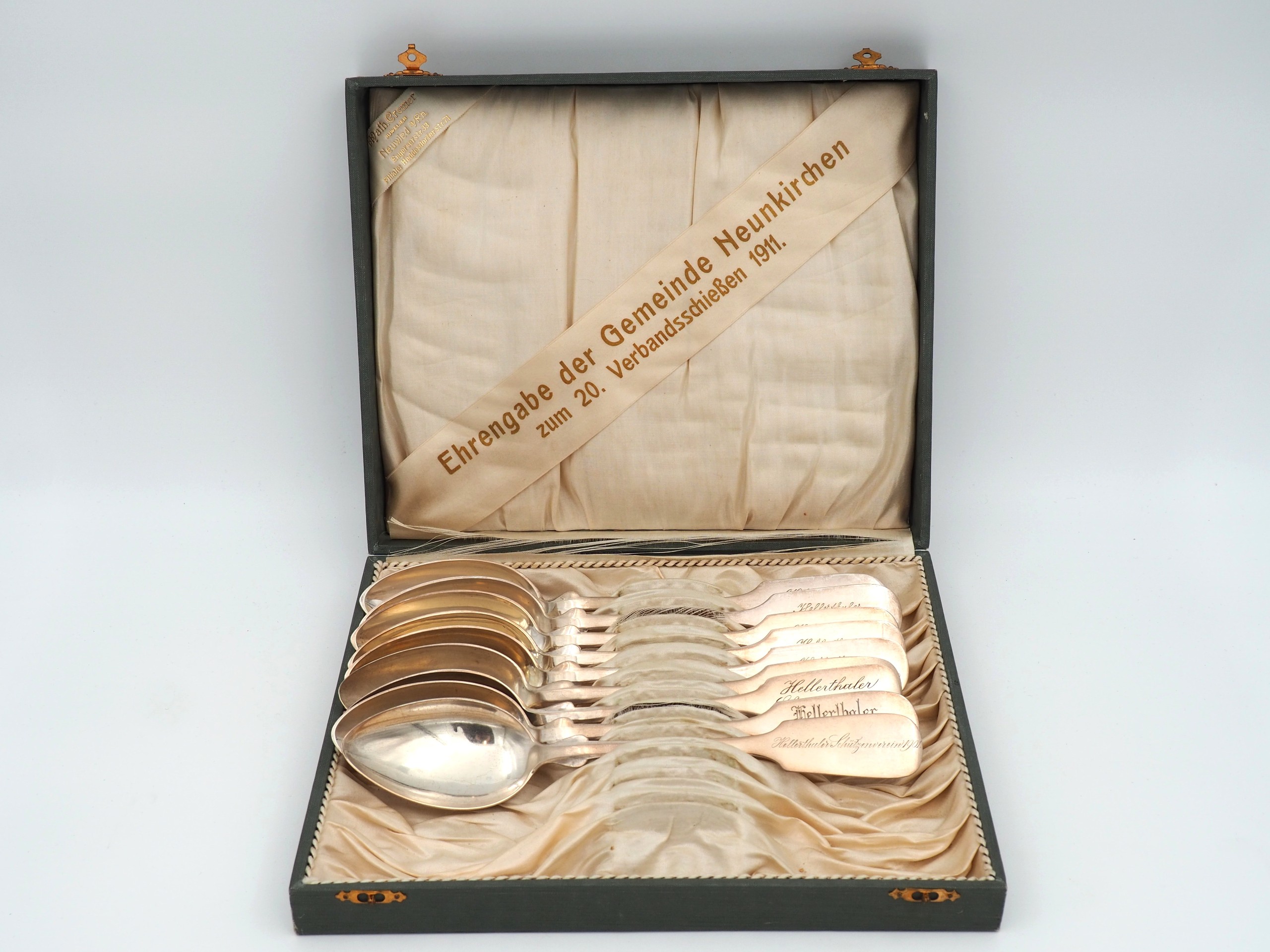 Hopealusikat - Huutokauppa Ekman