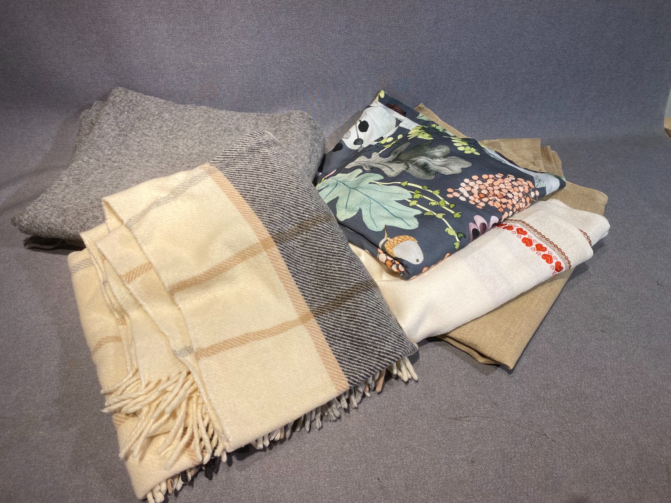 Kankaat ja viltit - Huutokauppa Ekman