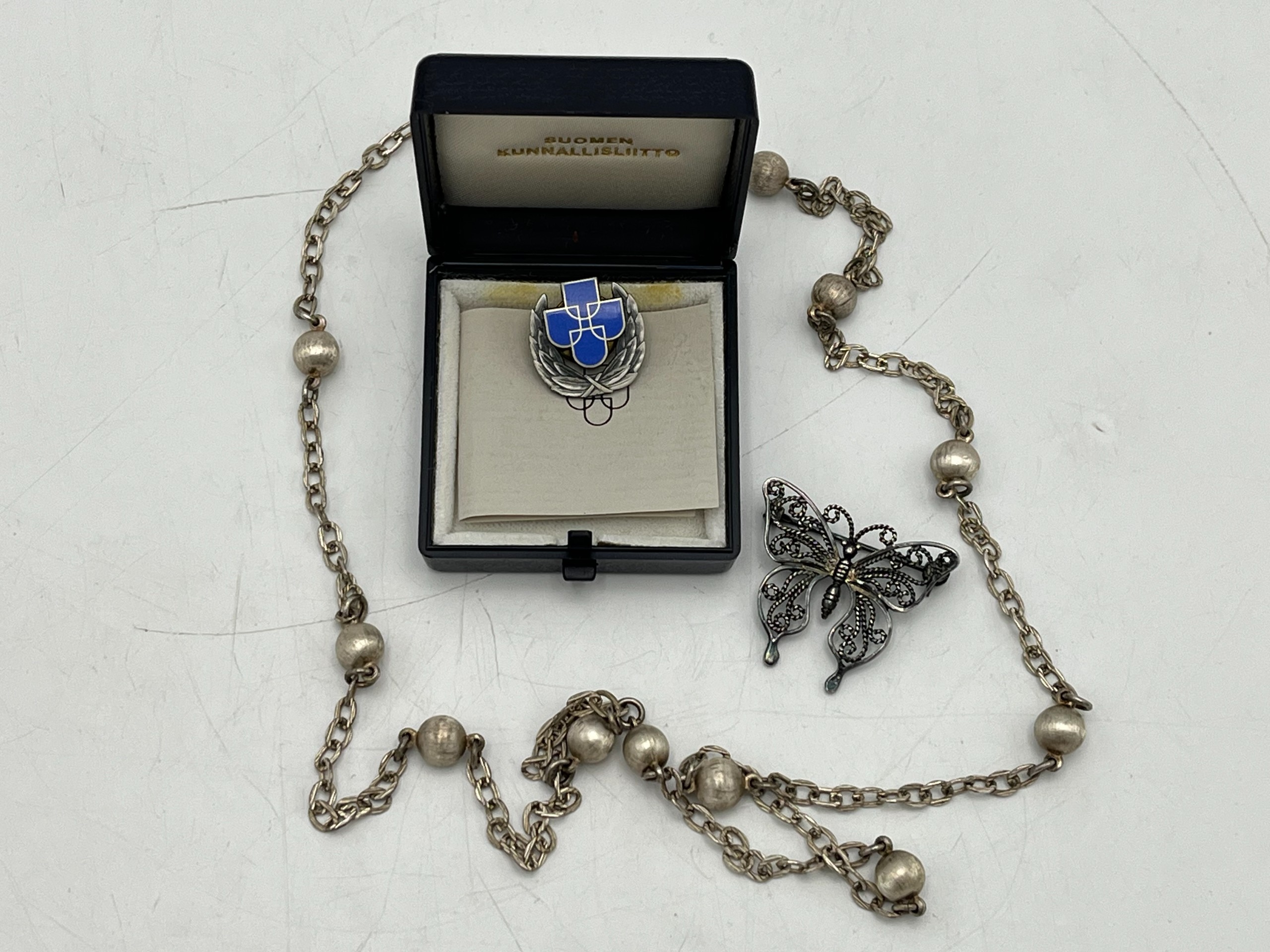 Hopeiset korut, pinssi - Huutokauppa Ekman