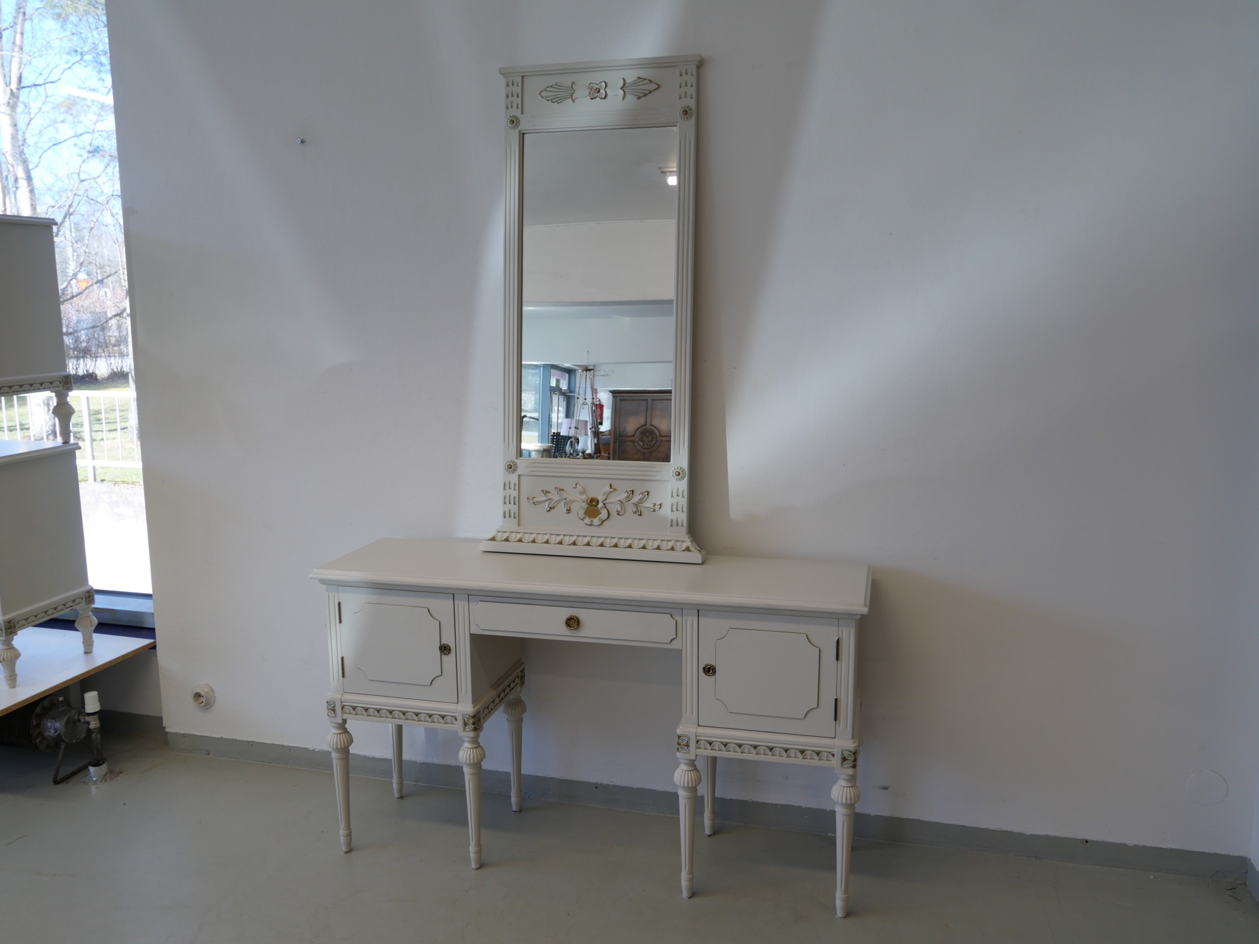 *Kustavilaistyylinen peilipöytä - Huutokauppa Ekman