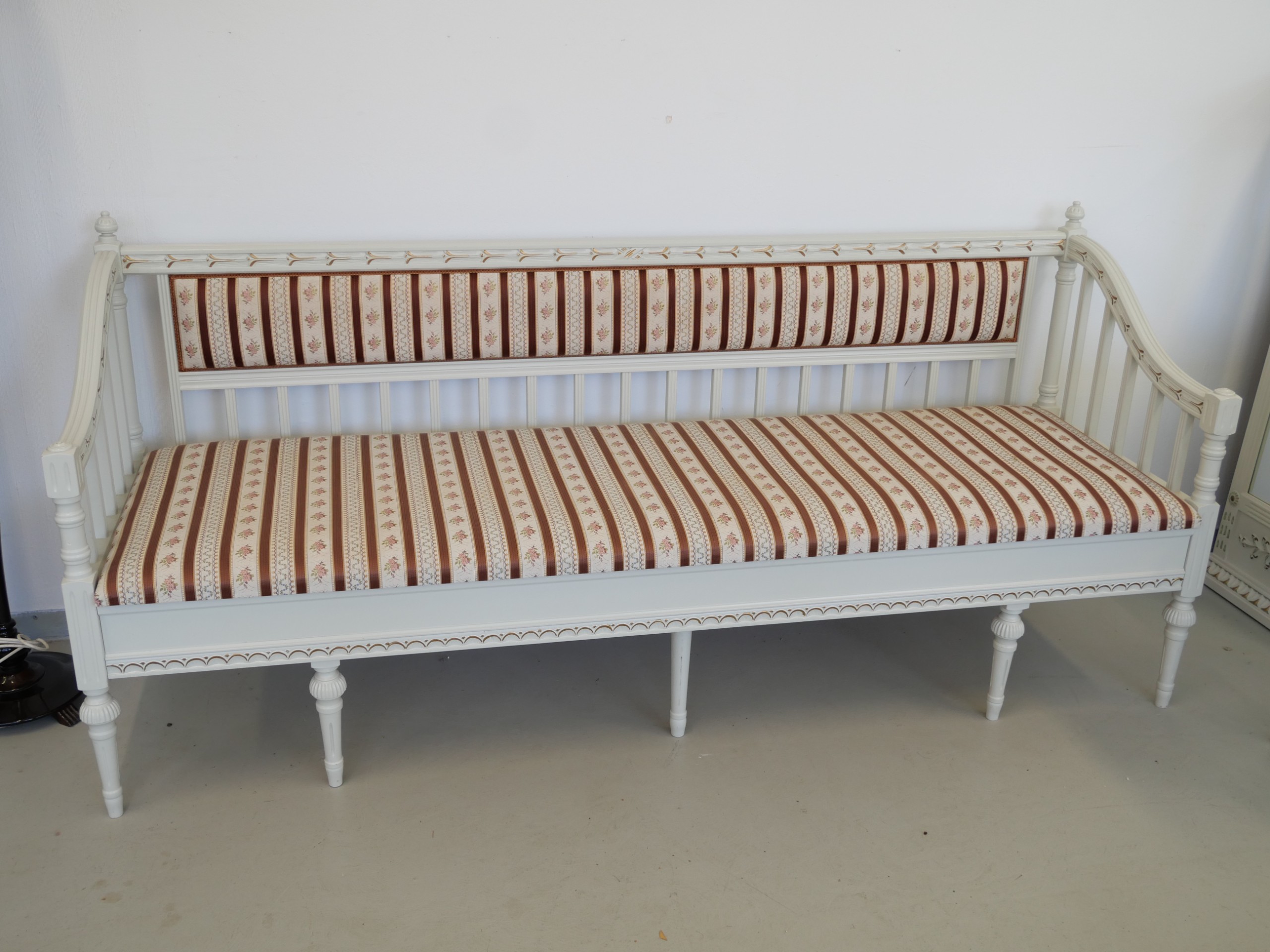 *Kustavilaistyylinen sohva - Huutokauppa Ekman