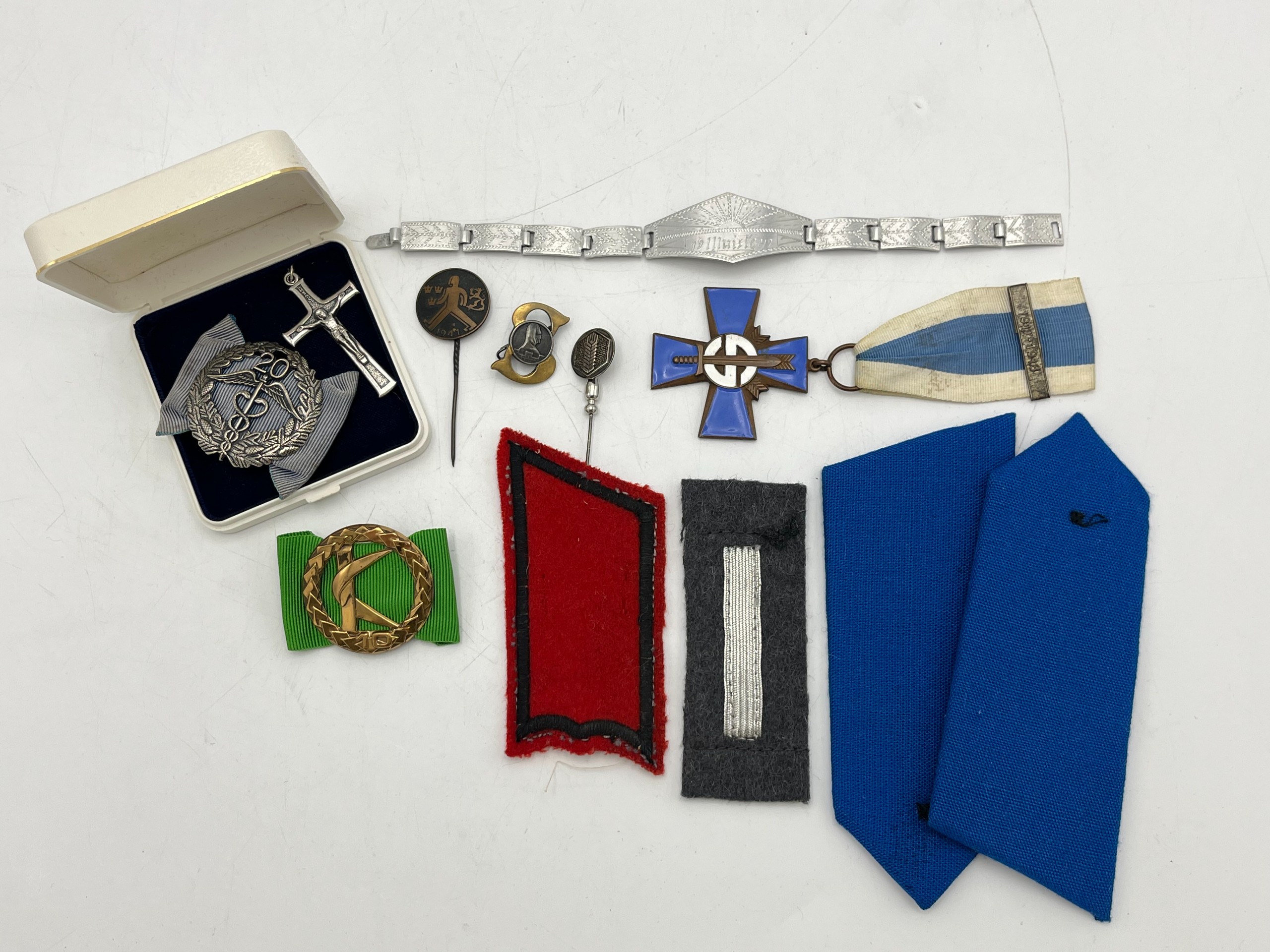 Merkit, pinssit ym - Huutokauppa Ekman